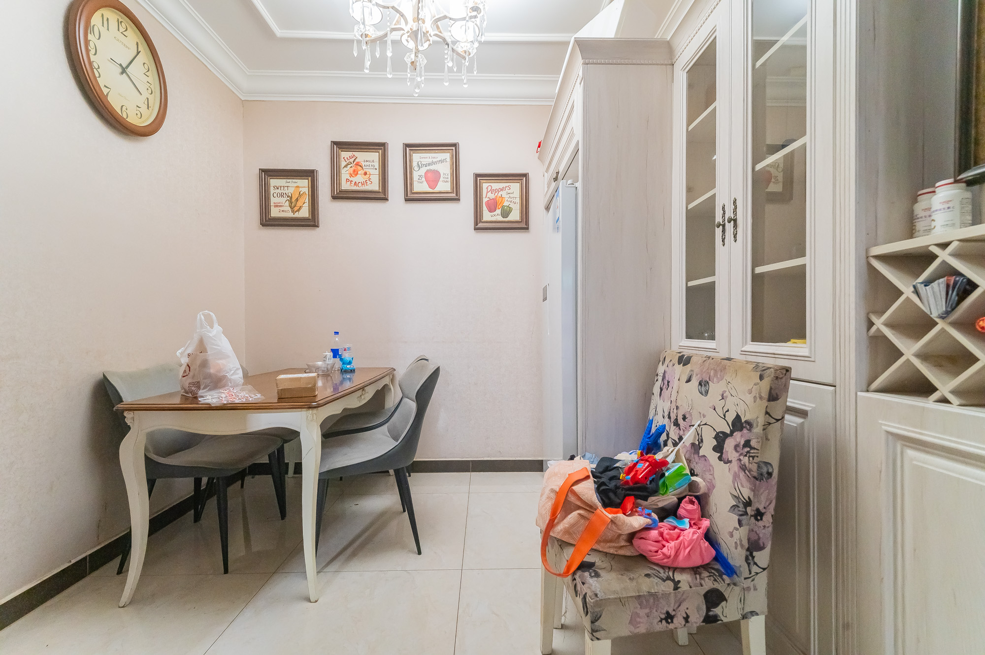 恒大翡翠华庭  3室2厅2卫    90.8万客厅