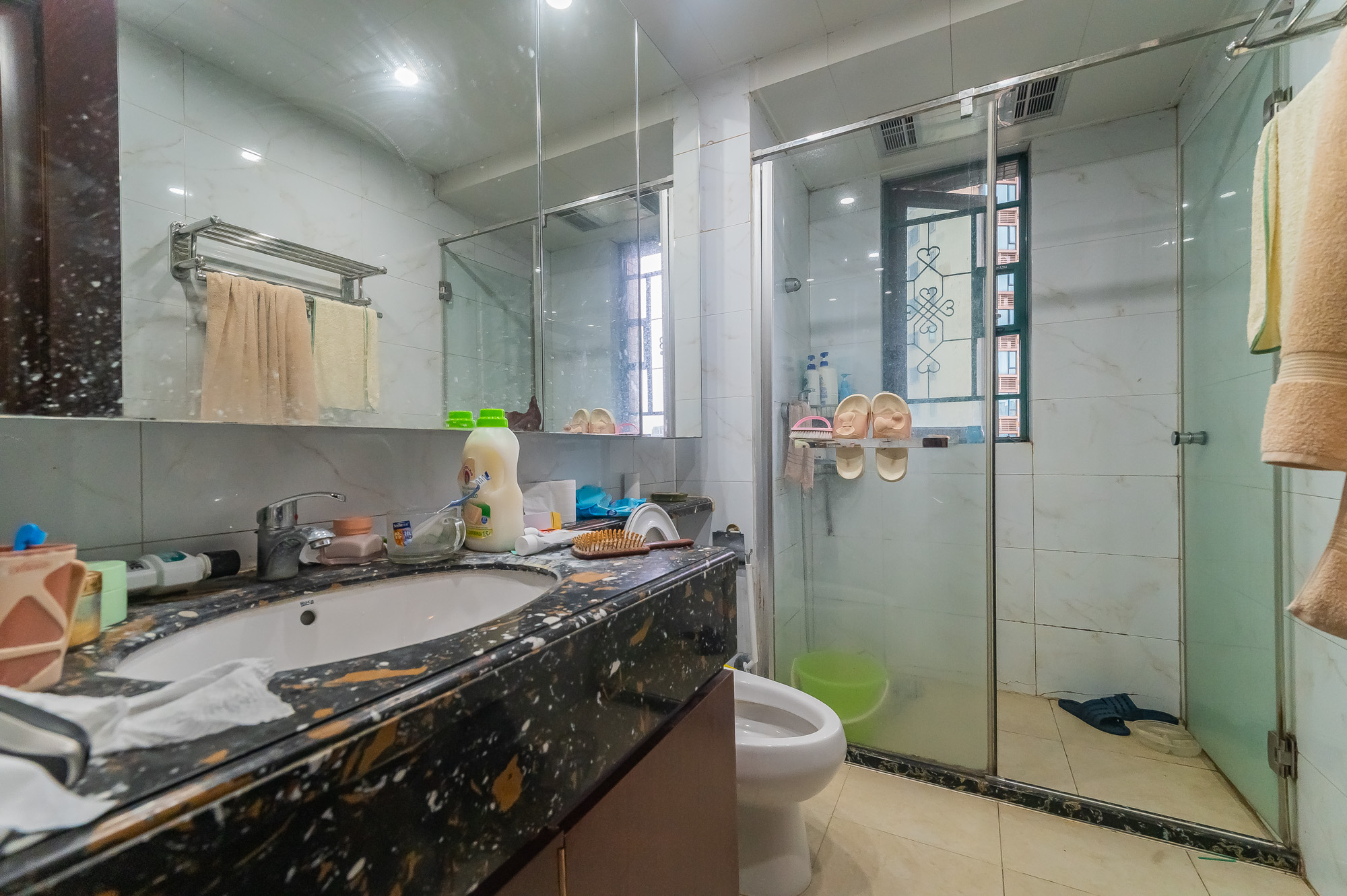 恒大翡翠华庭  3室2厅2卫    90.8万卫生间