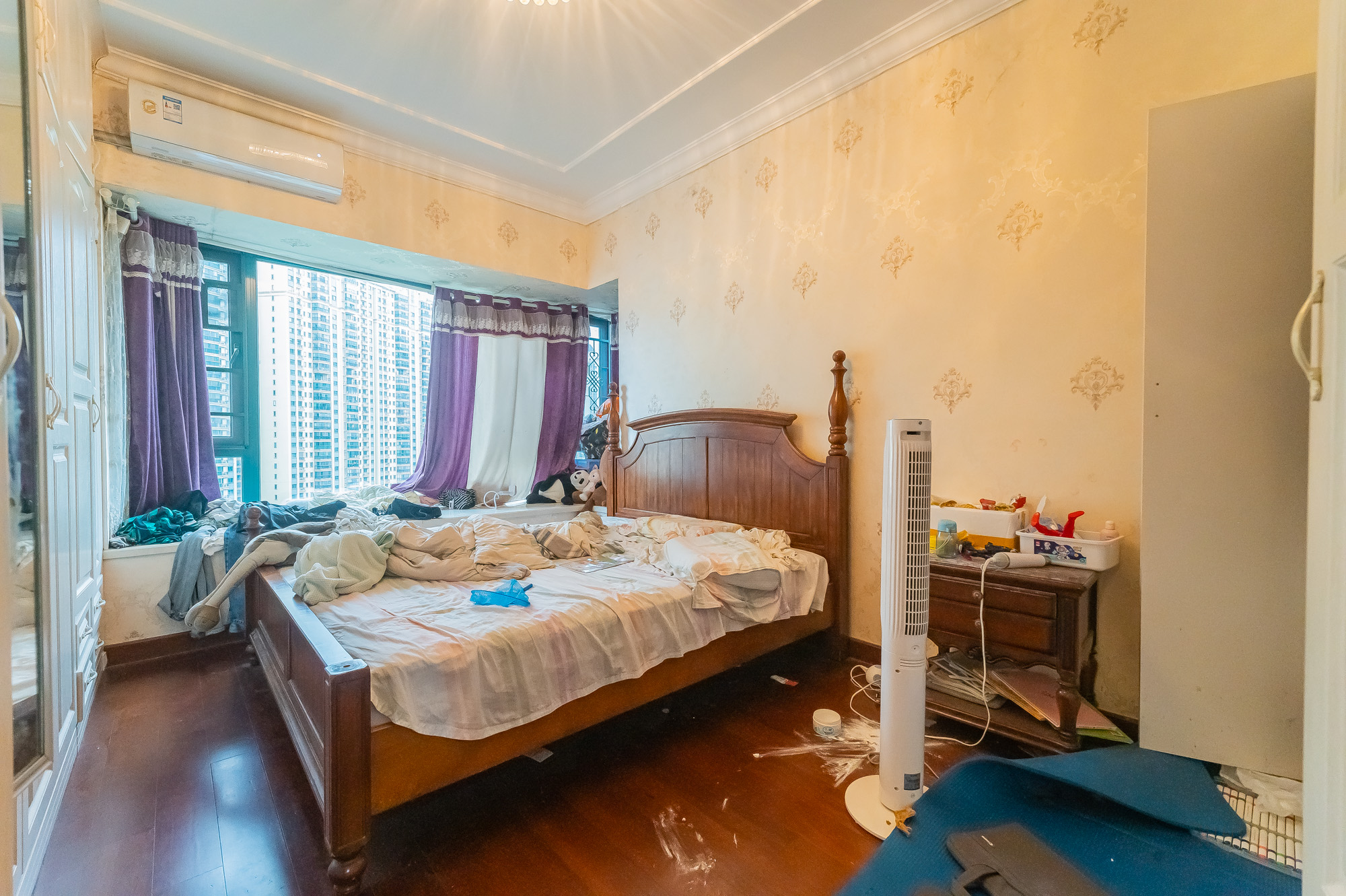 恒大翡翠华庭  3室2厅2卫    90.8万卧室