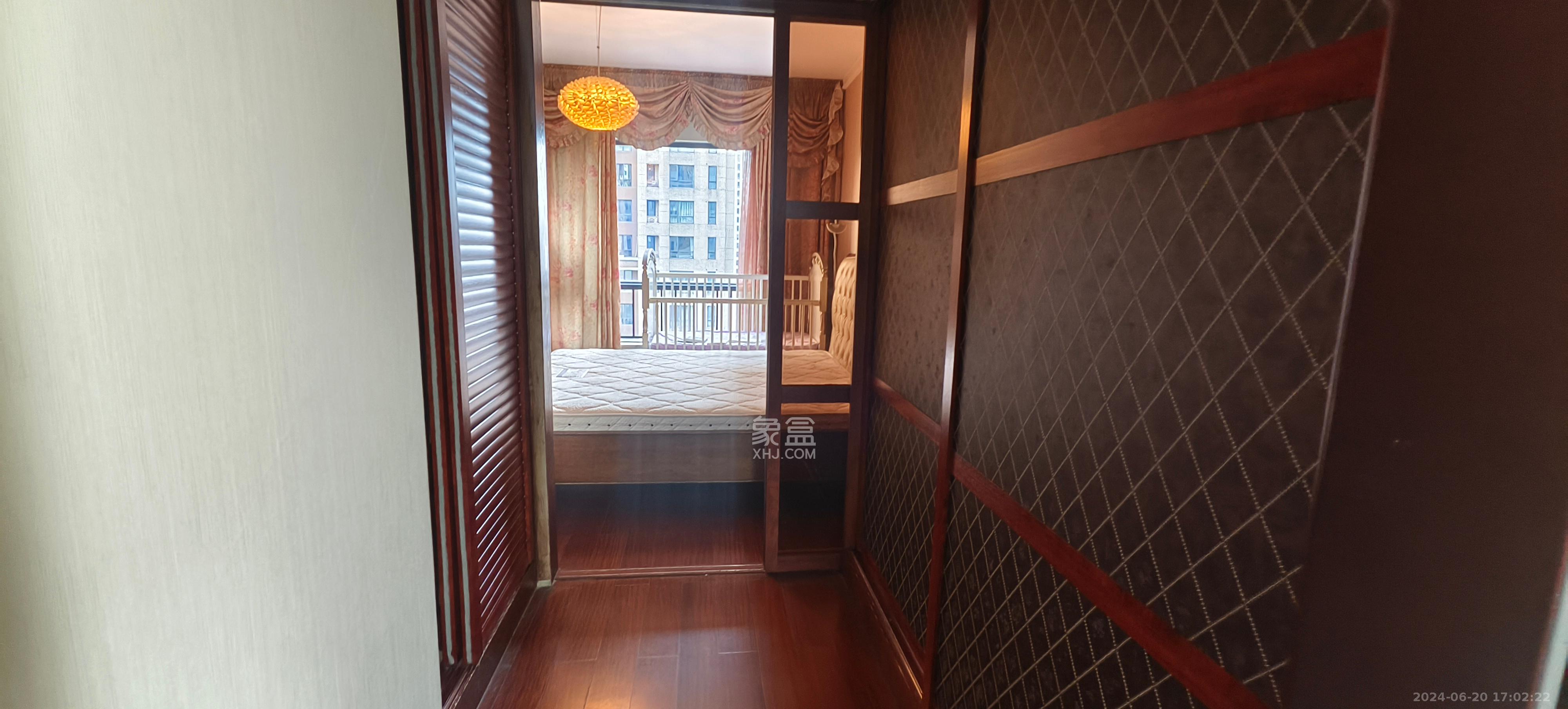 达美D6区  4室2厅2卫    3300.0元/月室内图