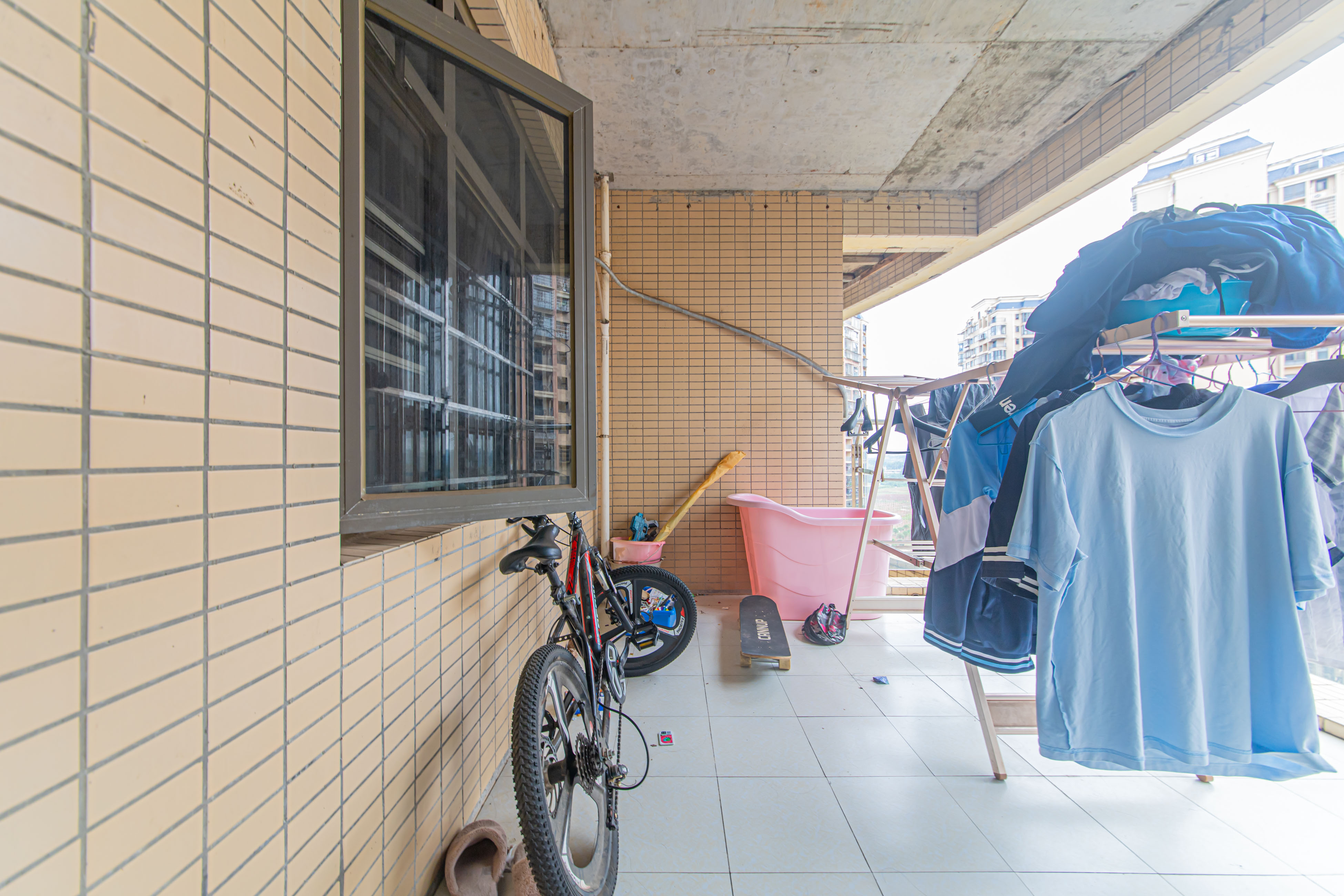 幸福庄园  4室2厅2卫   109.00万阳台