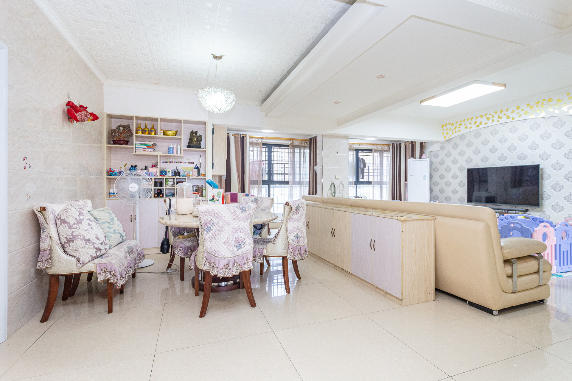 勤诚达新界  5室2厅2卫   105.00万客厅