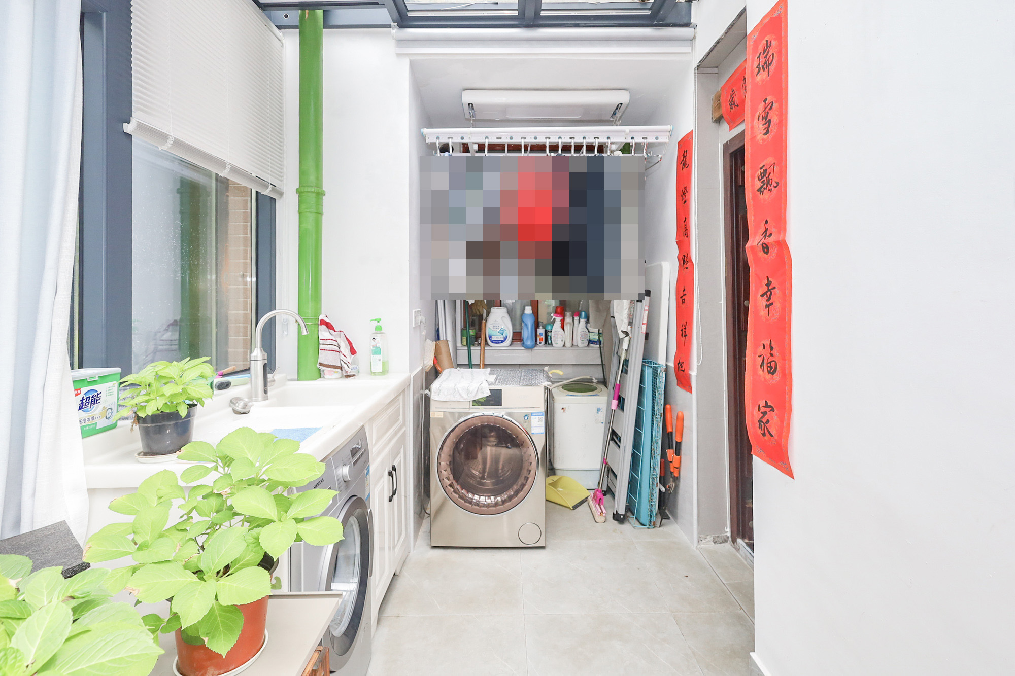 八方小区D区  4室2厅2卫   550.00万阳台