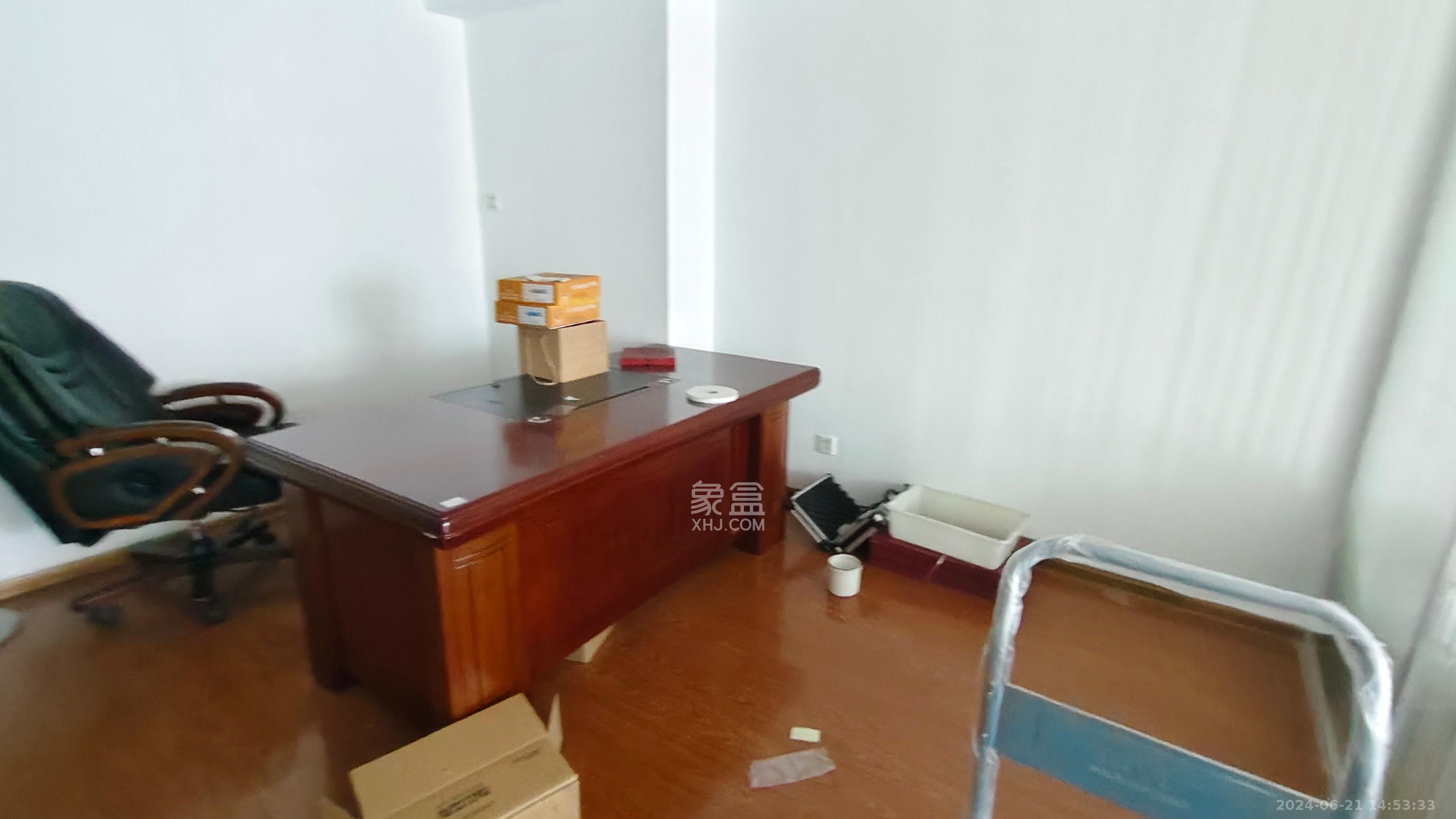 新时代广场  3室1厅1卫   3200.00元/月室内图1