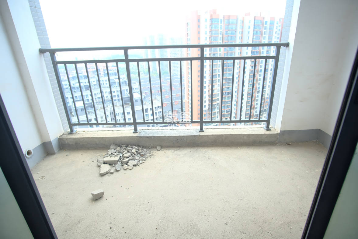 丰源国际 3室2厅1卫 68.5万 丰源国际 3室2厅1卫 68.5万阳台