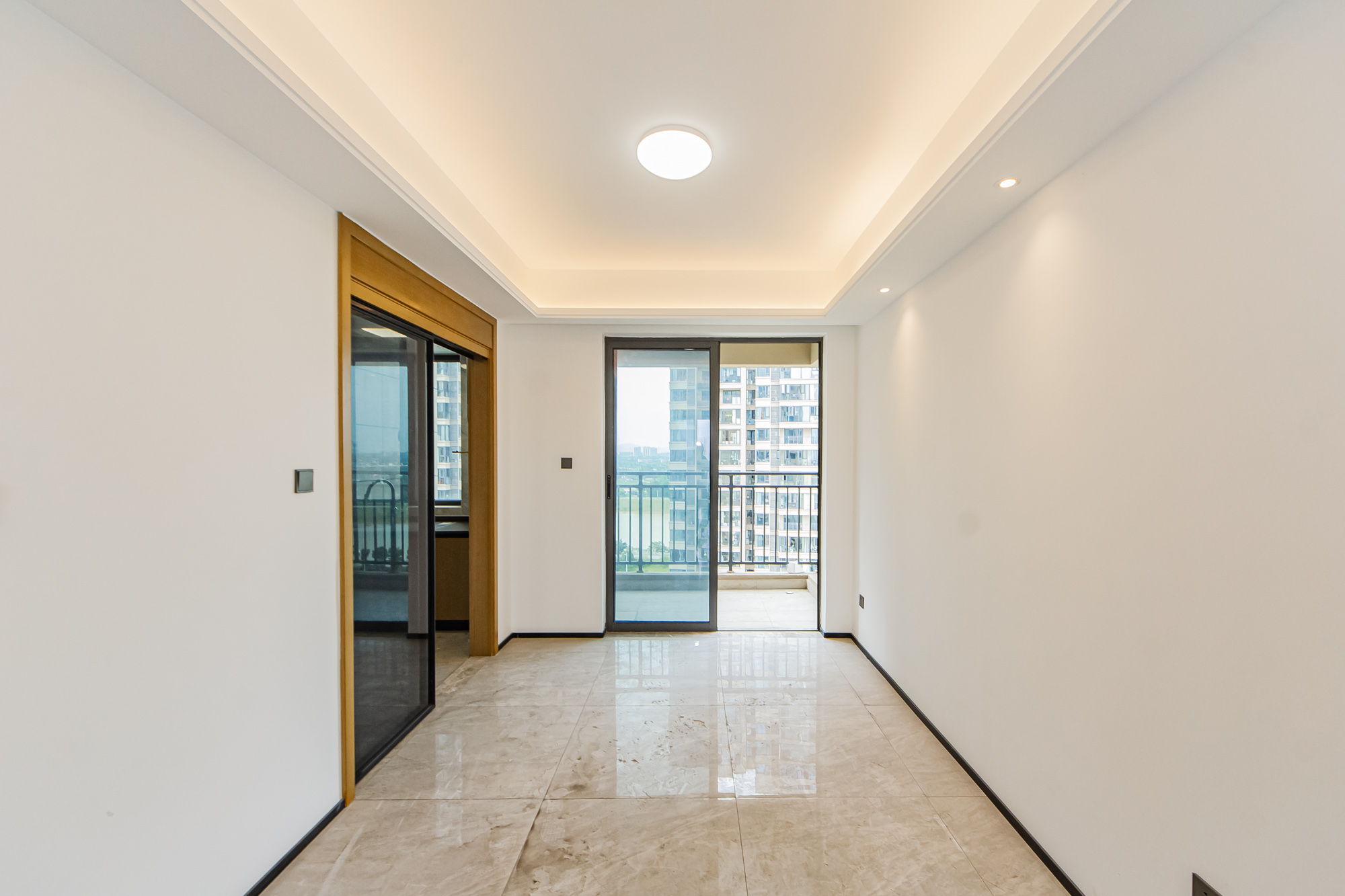 长房雍景湾  4室2厅2卫    158.0万客厅