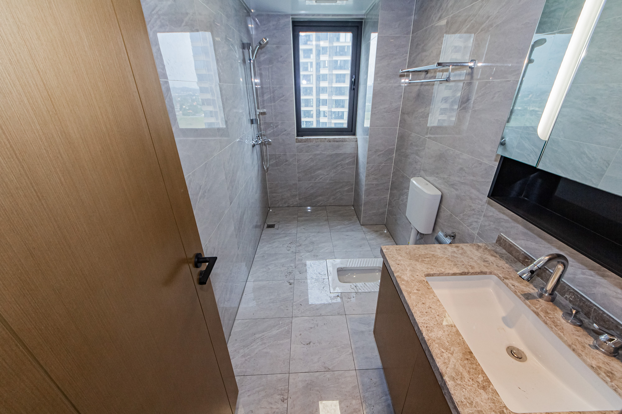 长房雍景湾  4室2厅2卫    158.0万卫生间