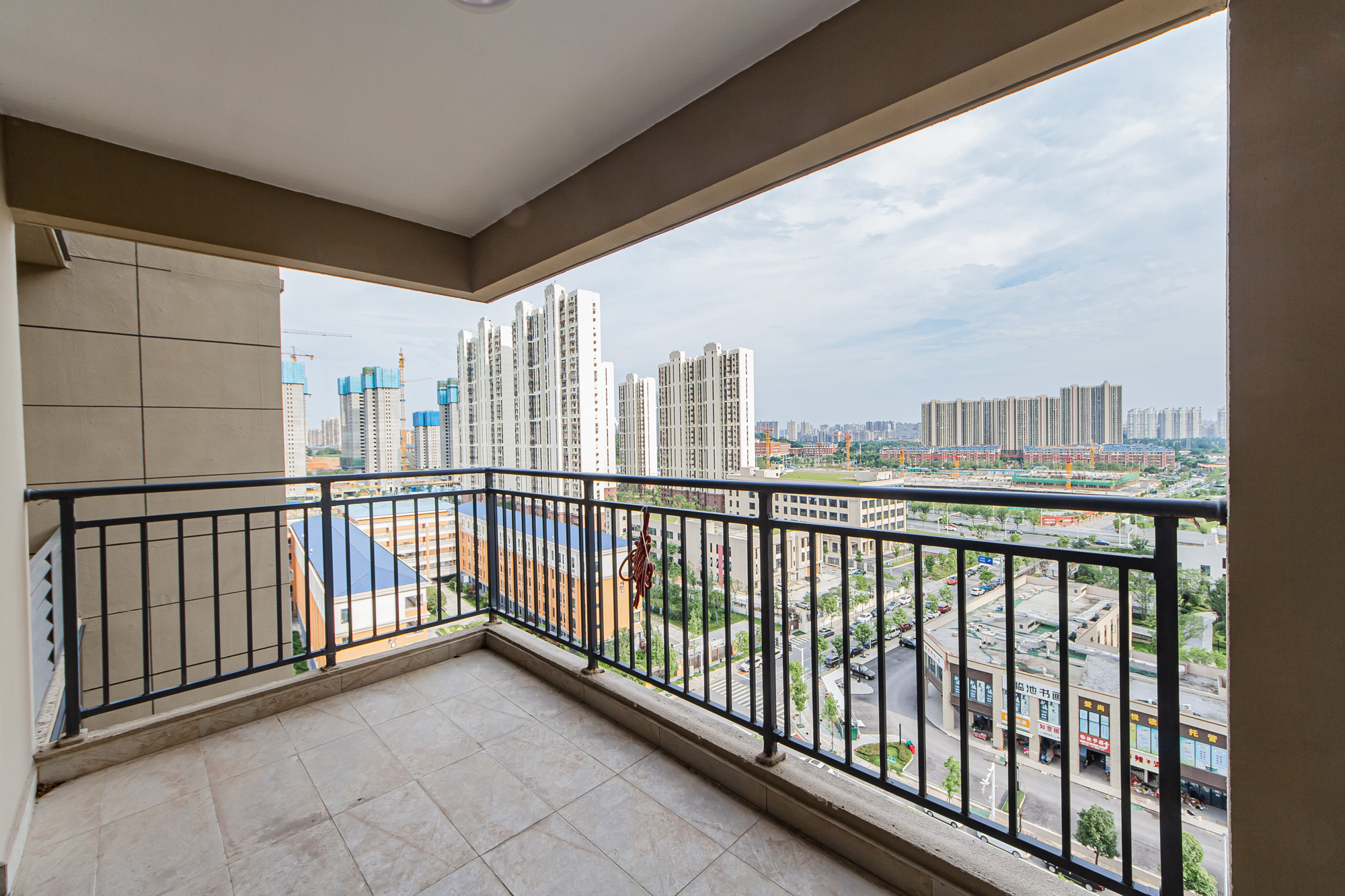 长房雍景湾  4室2厅2卫    158.0万阳台