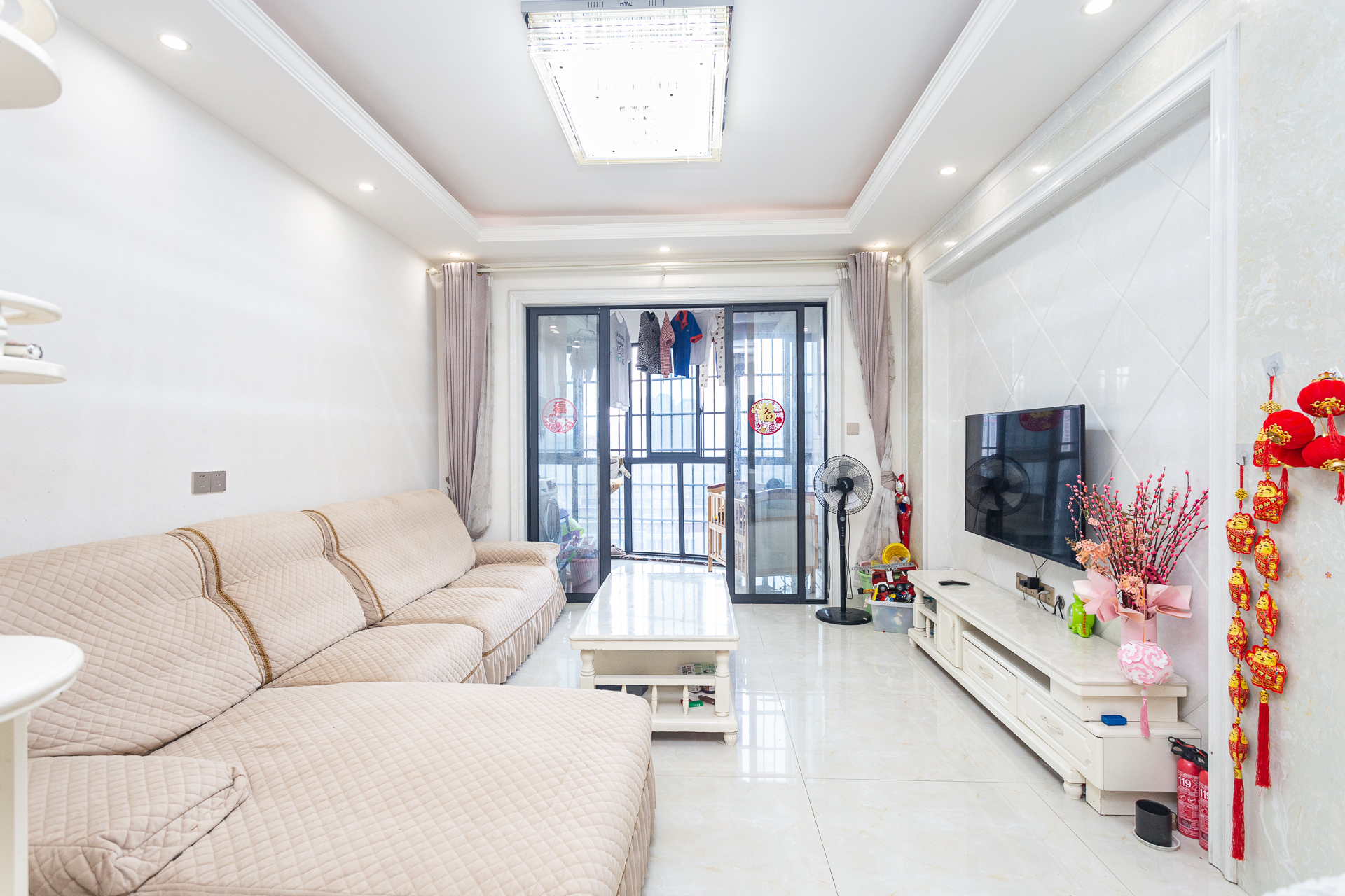 名家翡翠花园  3室2厅1卫    79.0万 名家翡翠花园  3室2厅1卫    79.0万客厅