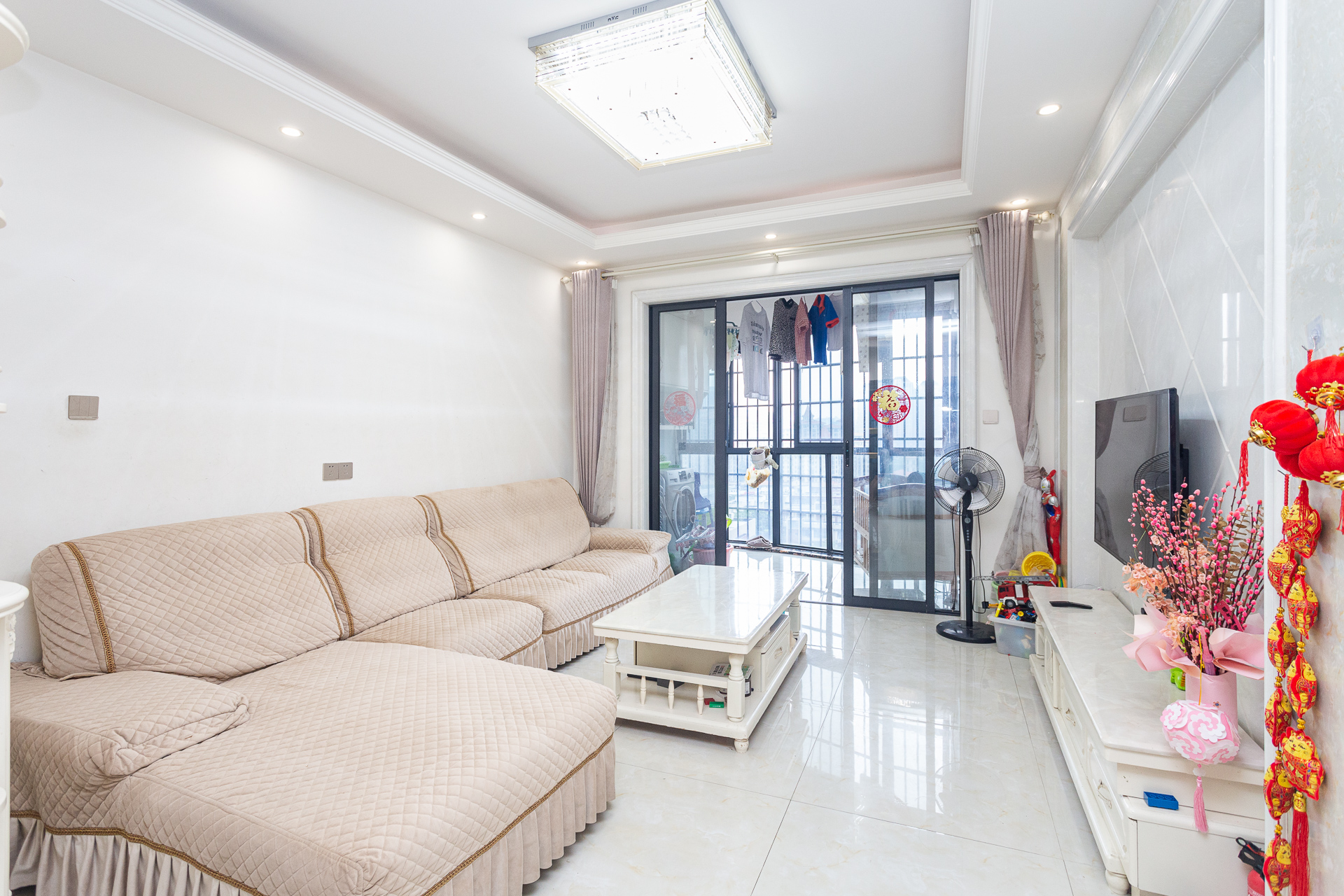 名家翡翠花园  3室2厅1卫    79.0万 名家翡翠花园  3室2厅1卫    79.0万客厅