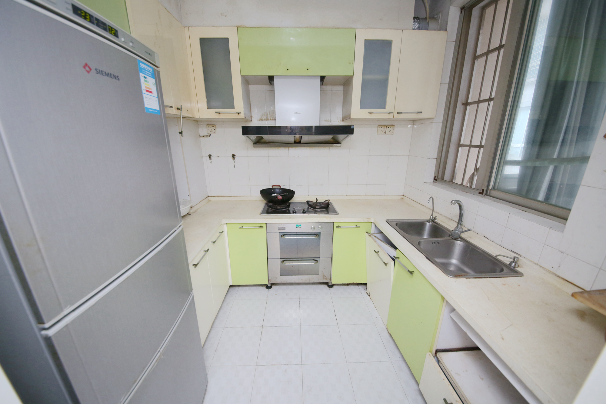 省建苑小区  4室2厅2卫   145.00万厨房