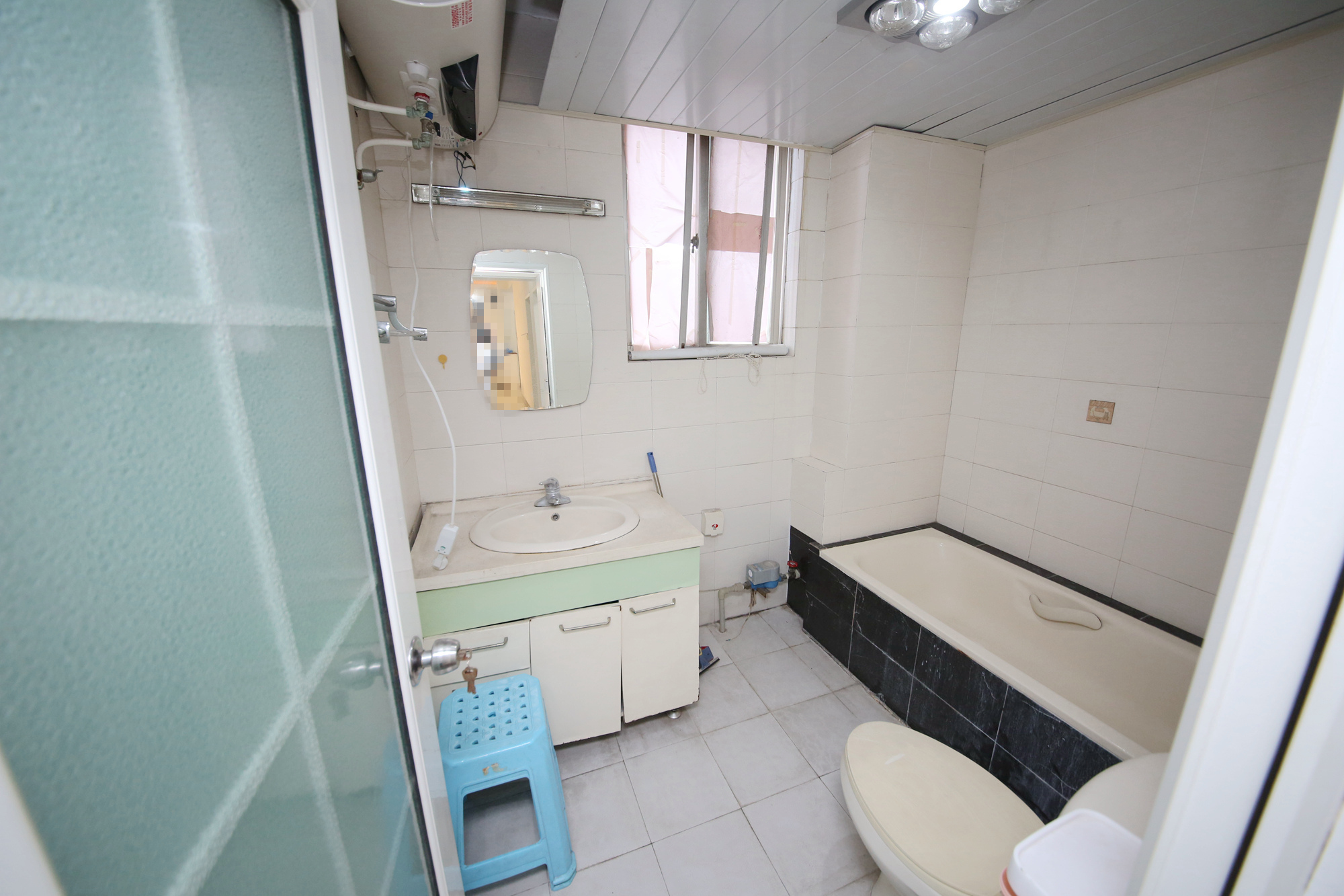 省建苑小区  4室2厅2卫   145.00万卫生间