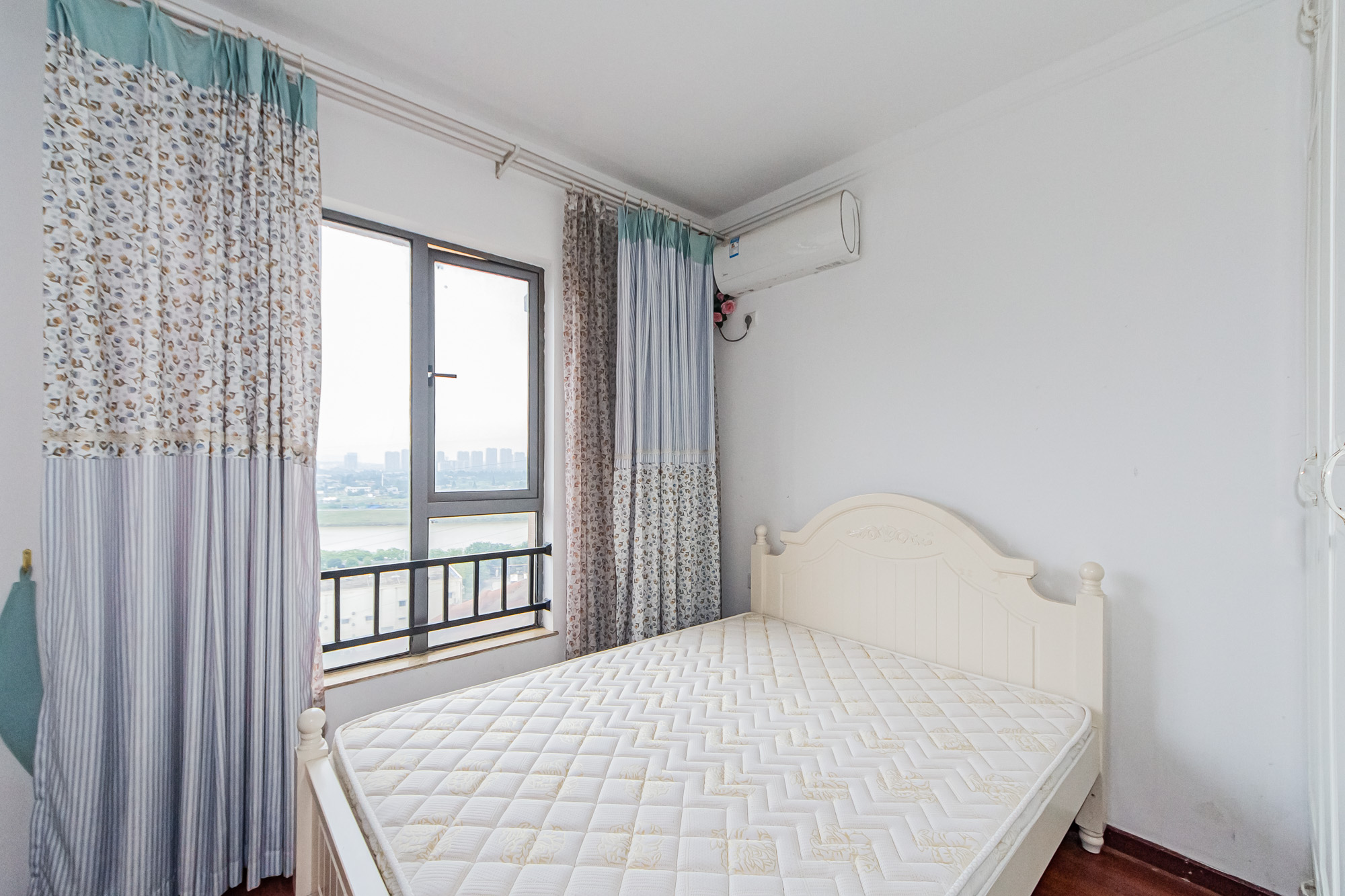 珠江郦城薰衣道  4室2厅2卫    136.6万 珠江郦城薰衣道  4室2厅2卫    136.6万卧室