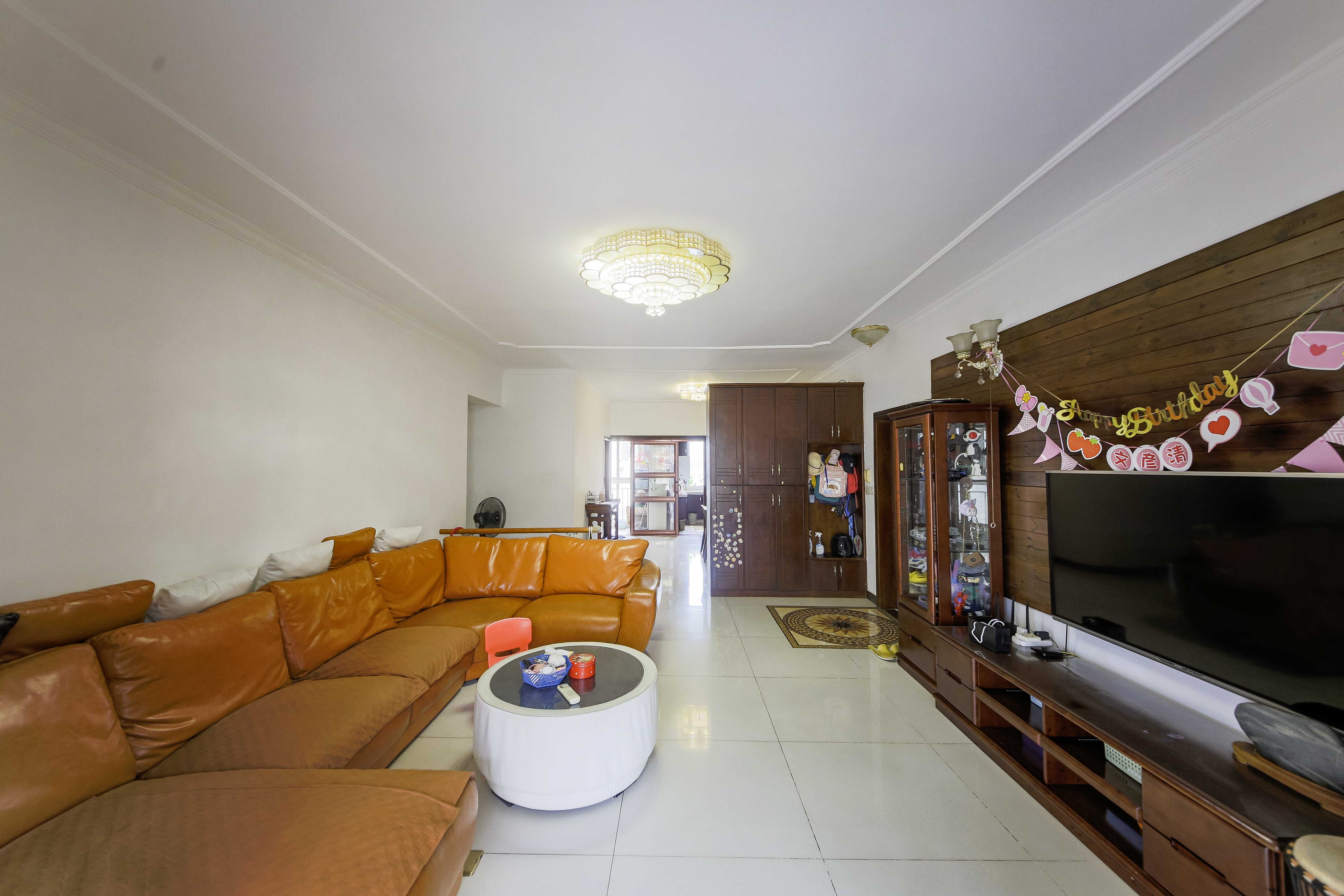 银杏嘉园 4室2厅2卫 226.0万 银杏嘉园 4室2厅2卫 226.0万客厅