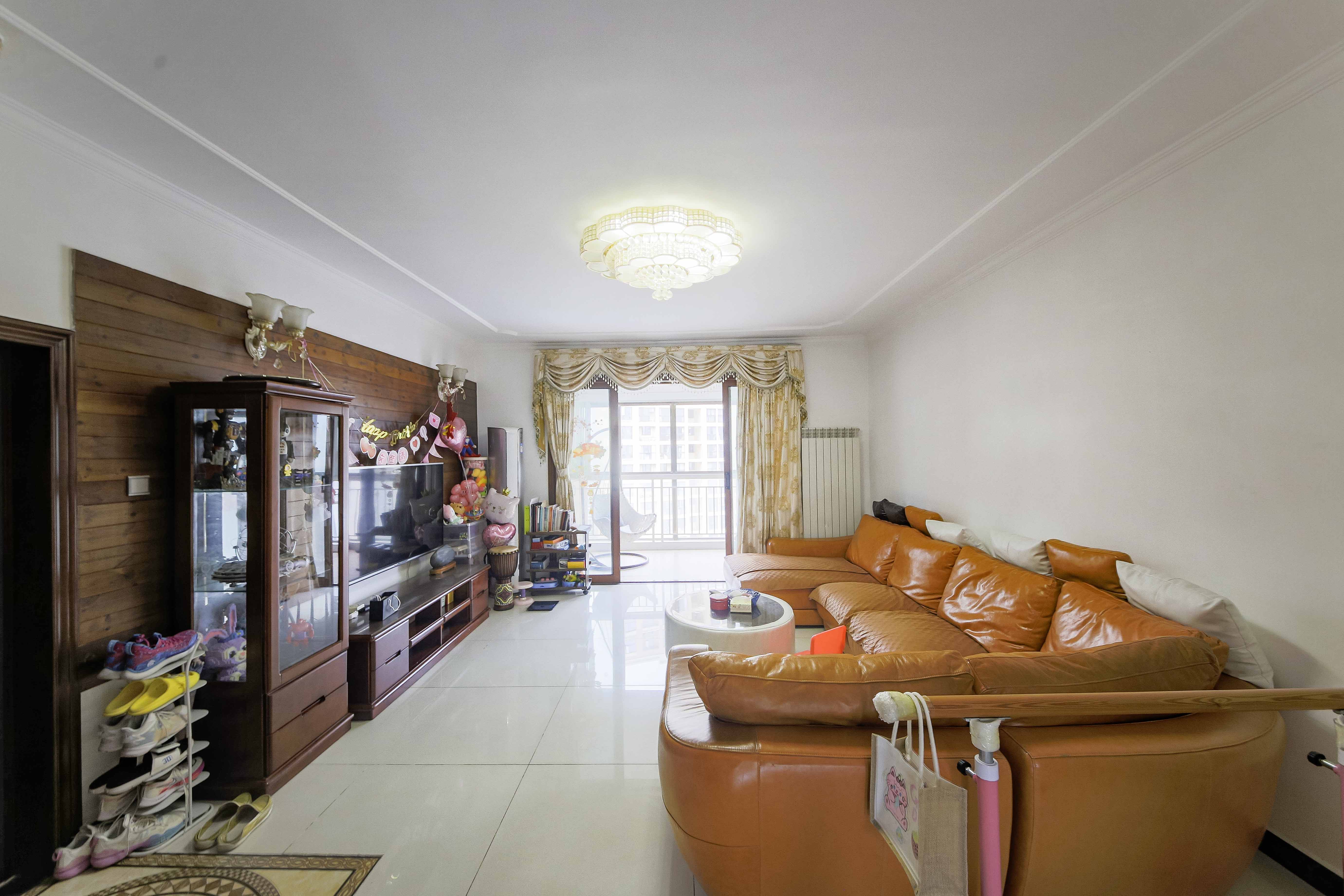 银杏嘉园 4室2厅2卫 226.0万 银杏嘉园 4室2厅2卫 226.0万客厅