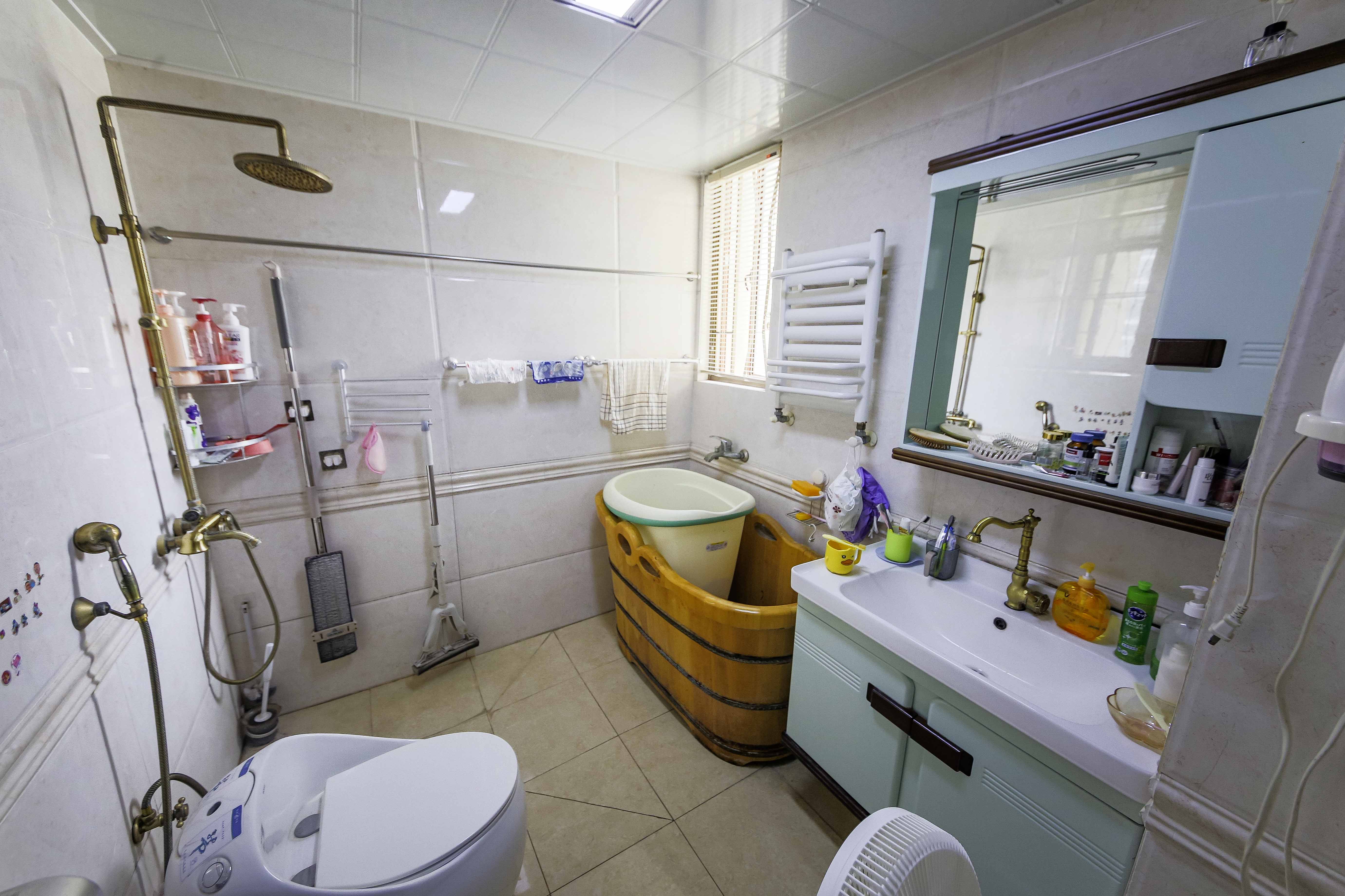 银杏嘉园 4室2厅2卫 226.0万 银杏嘉园 4室2厅2卫 226.0万卫生间