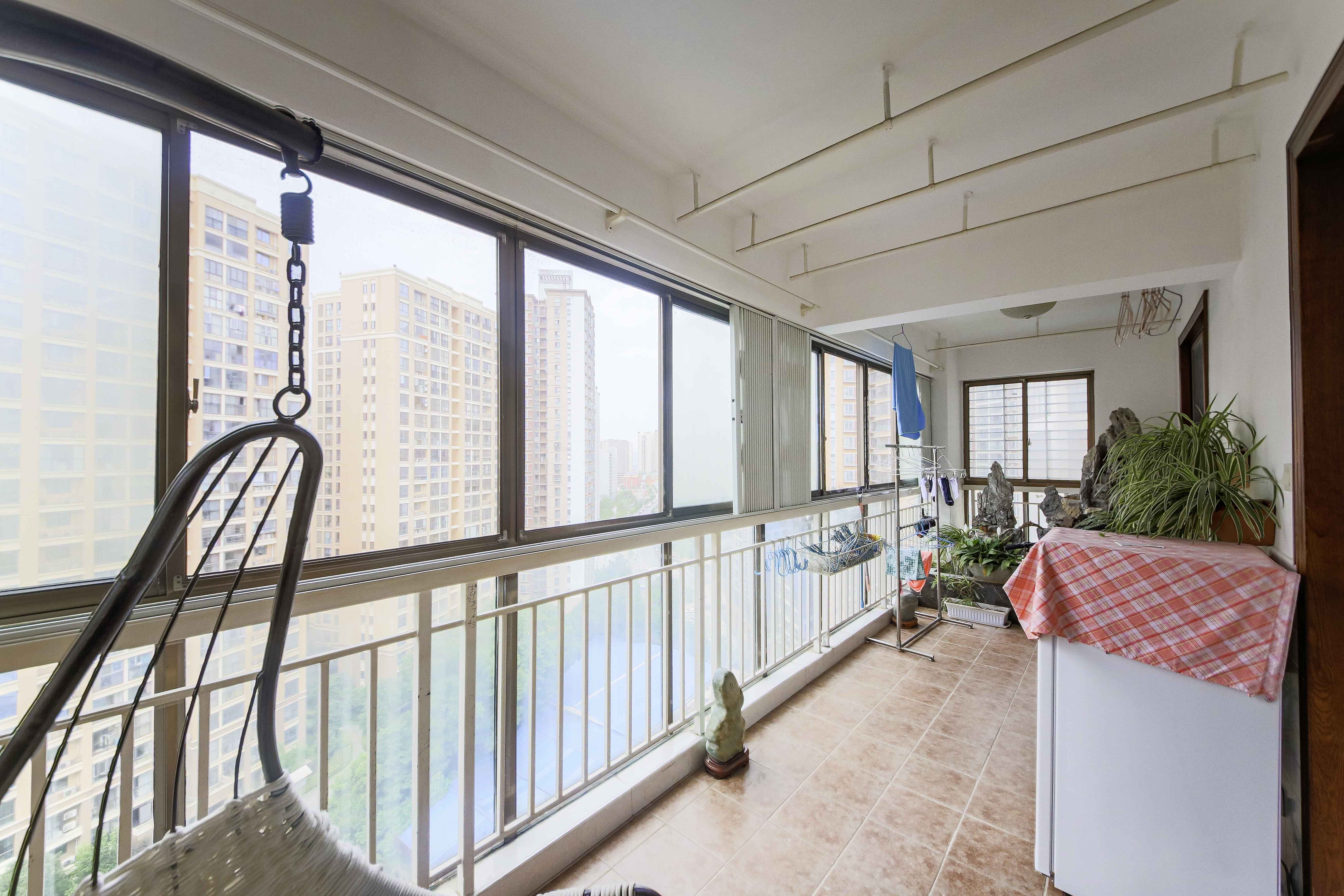 银杏嘉园 4室2厅2卫 226.0万 银杏嘉园 4室2厅2卫 226.0万阳台