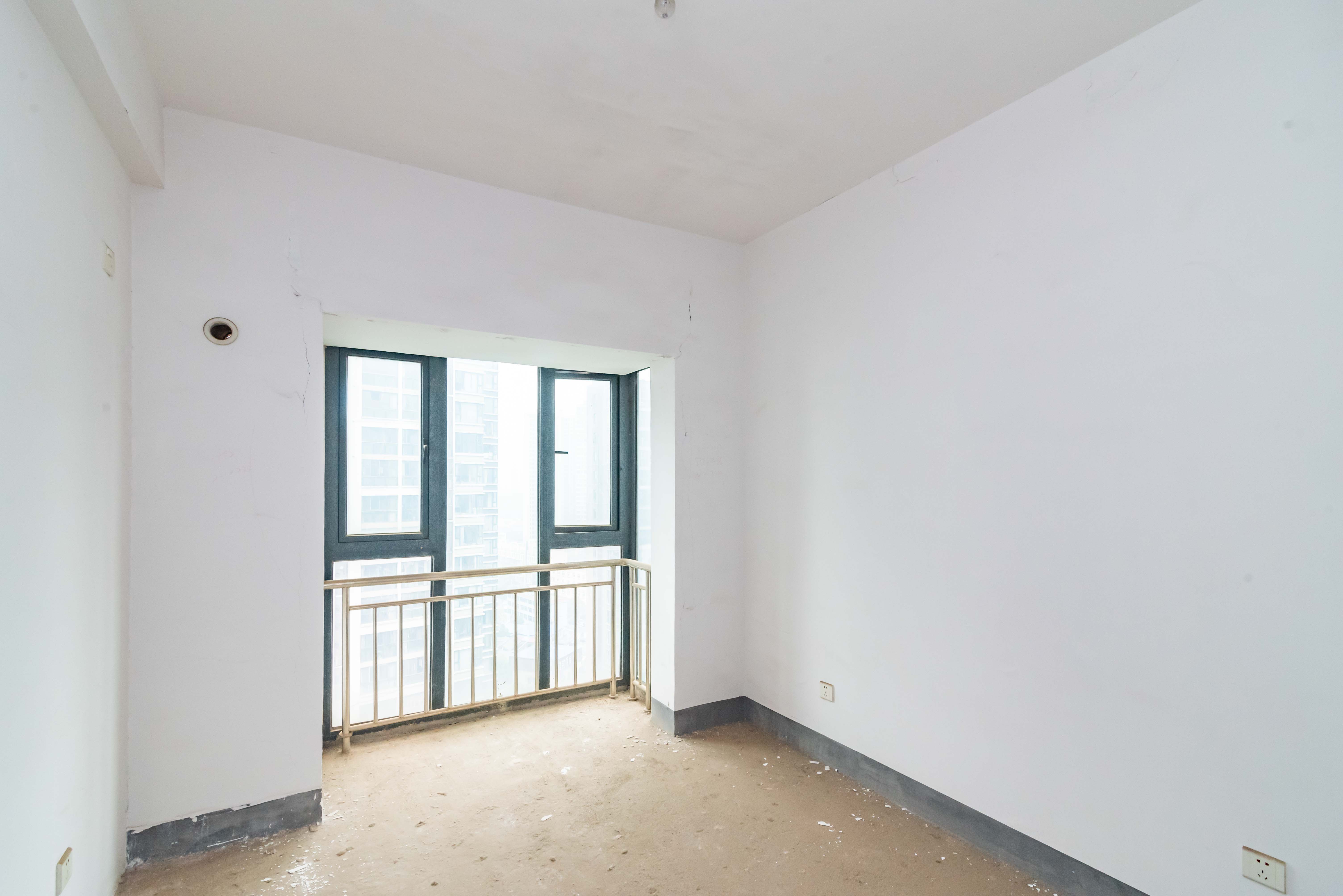 藏珑湖上国际花园  4室2厅2卫    238.0万 藏珑湖上国际花园  4室2厅2卫    238.0万卧室