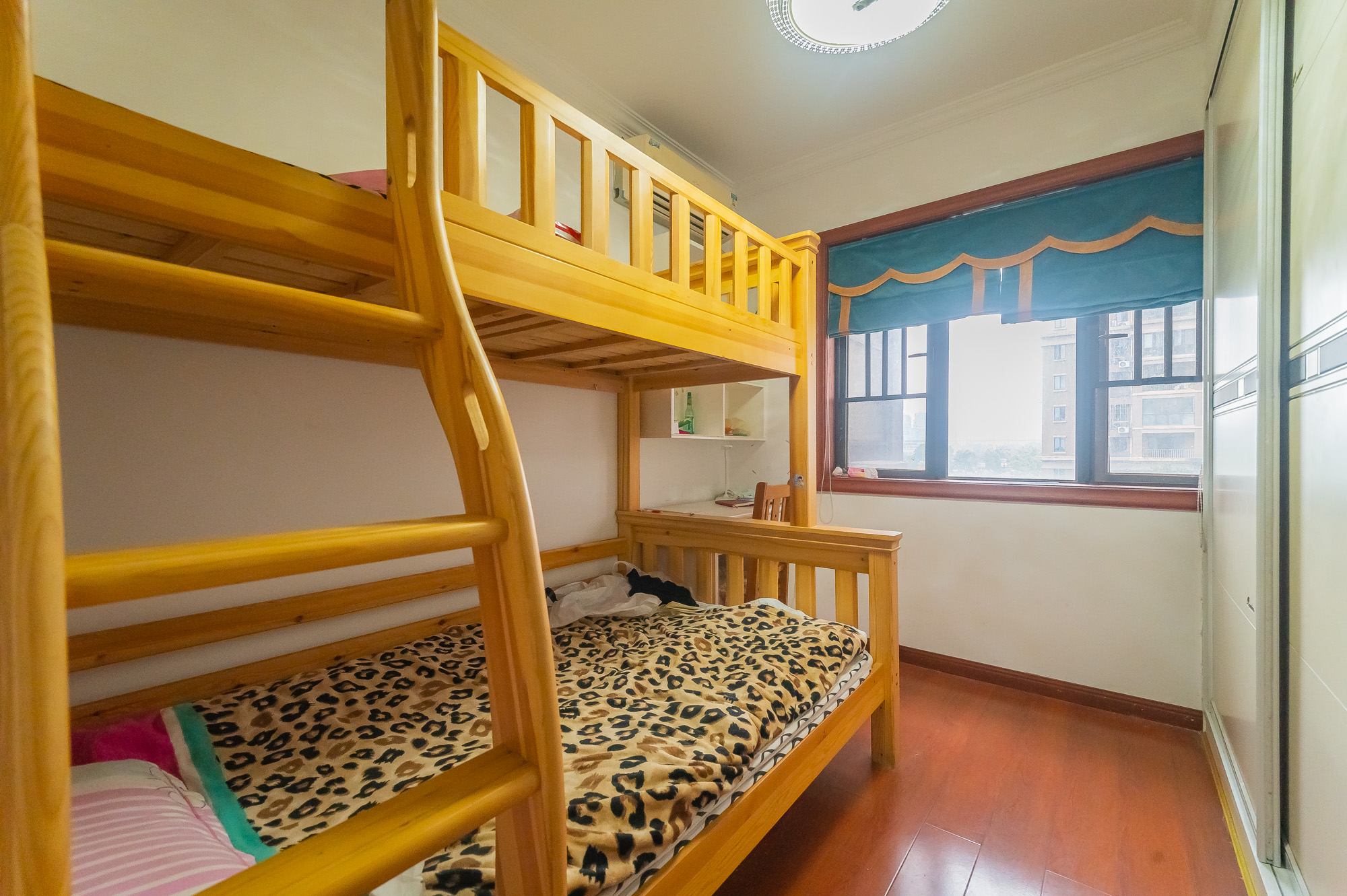 深业睿城 3室2厅2卫 106.80万 深业睿城 3室2厅2卫 106.80万卧室