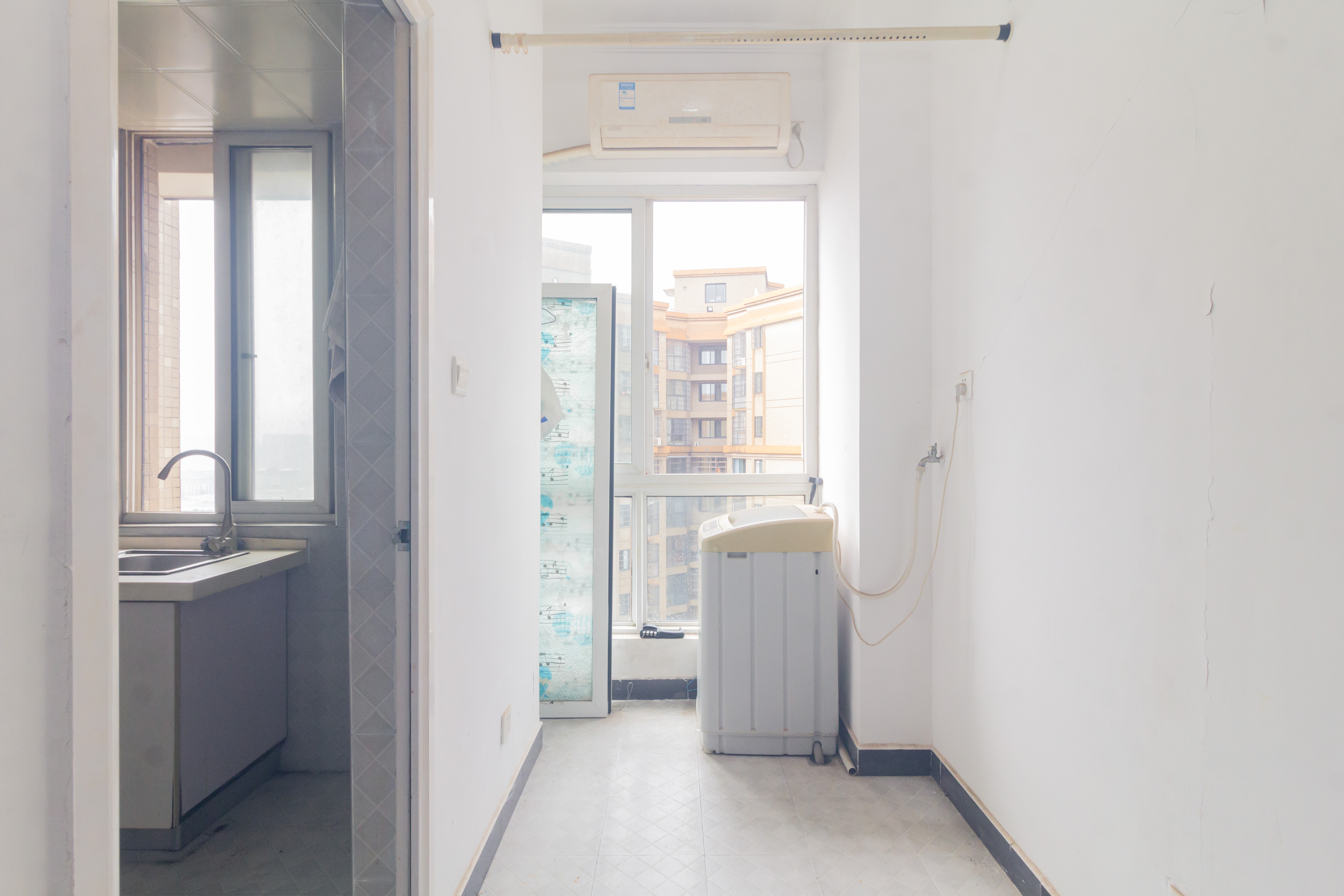 光明城市(星辰青年城)  1室1厅1卫    20.0万 光明城市(星辰青年城)  1室1厅1卫    20.0万阳台