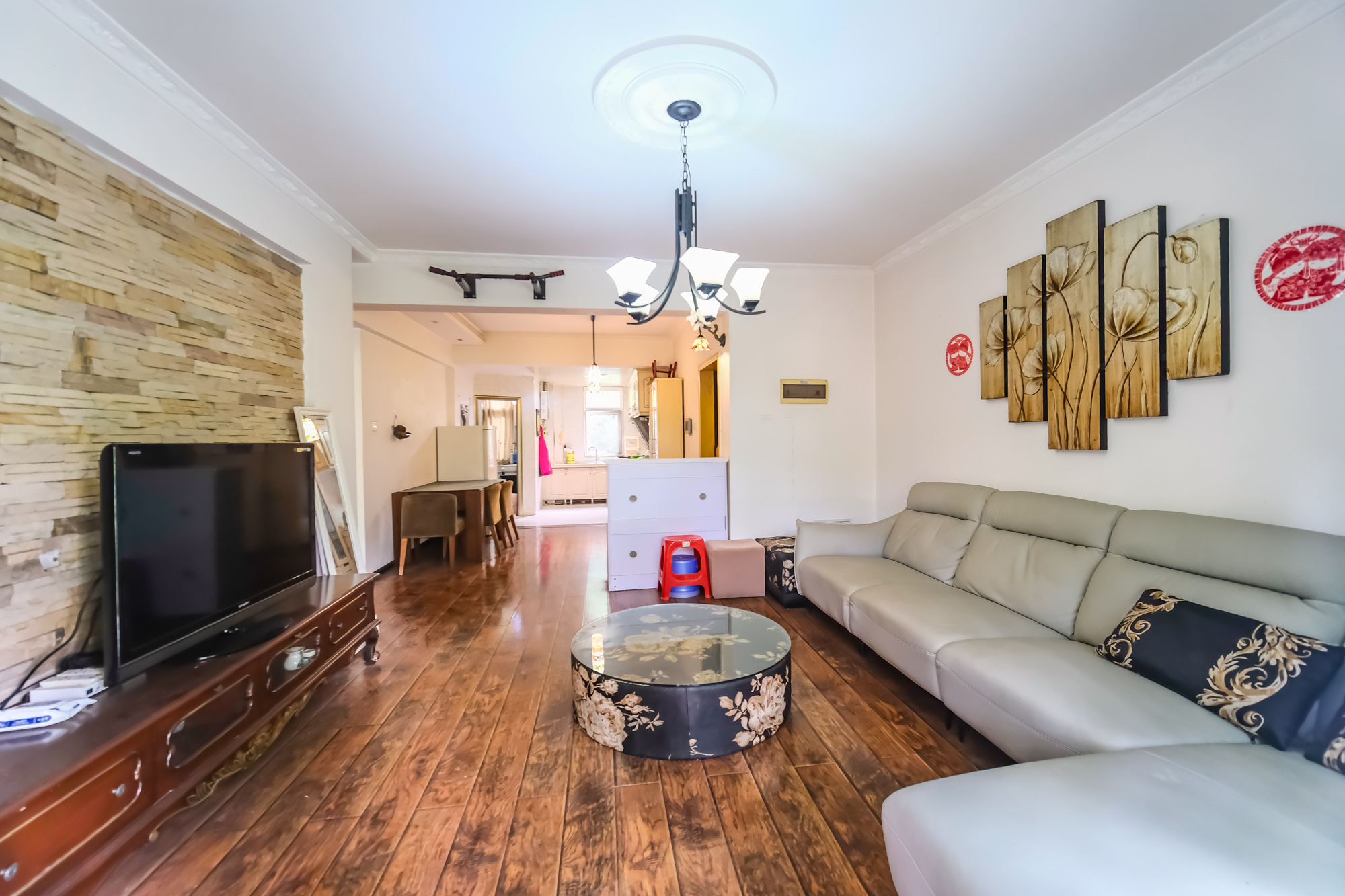 郡原居里  2室2厅1卫    83.1万 郡原居里  2室2厅1卫    83.1万客厅