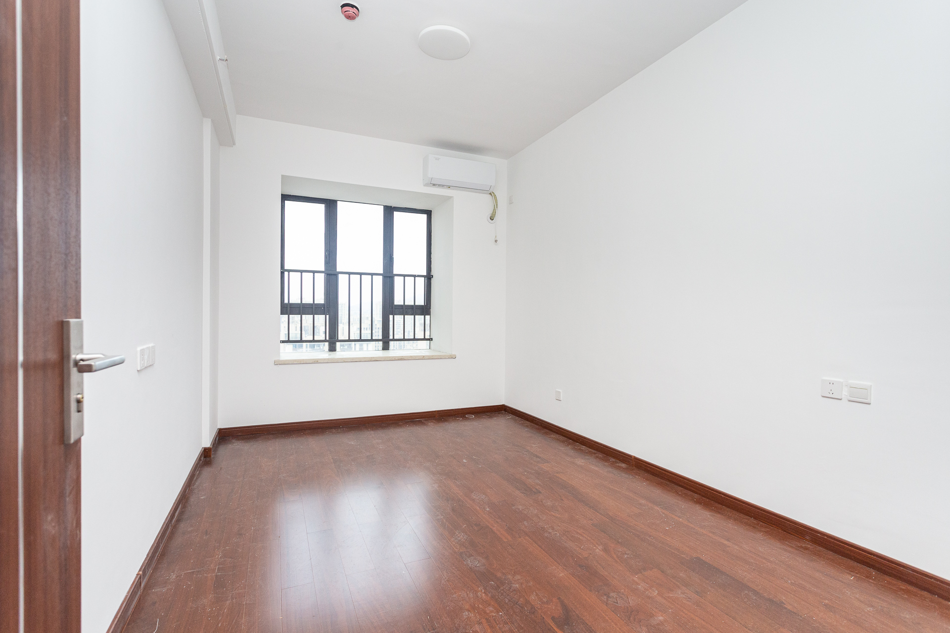 万润滨江天著  5室2厅2卫    169.0万 万润滨江天著  5室2厅2卫    169.0万卧室