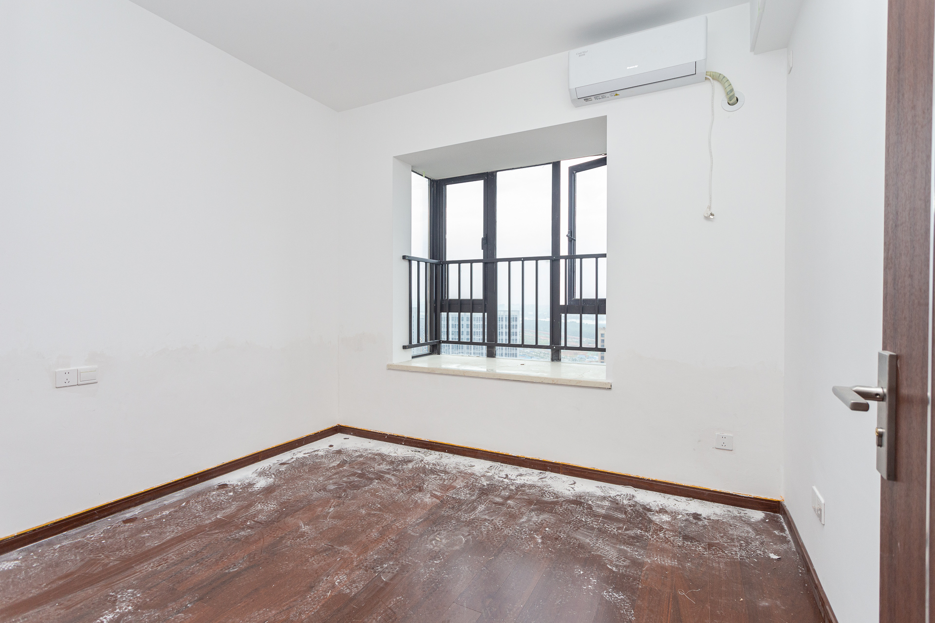 万润滨江天著  5室2厅2卫    169.0万 万润滨江天著  5室2厅2卫    169.0万卧室