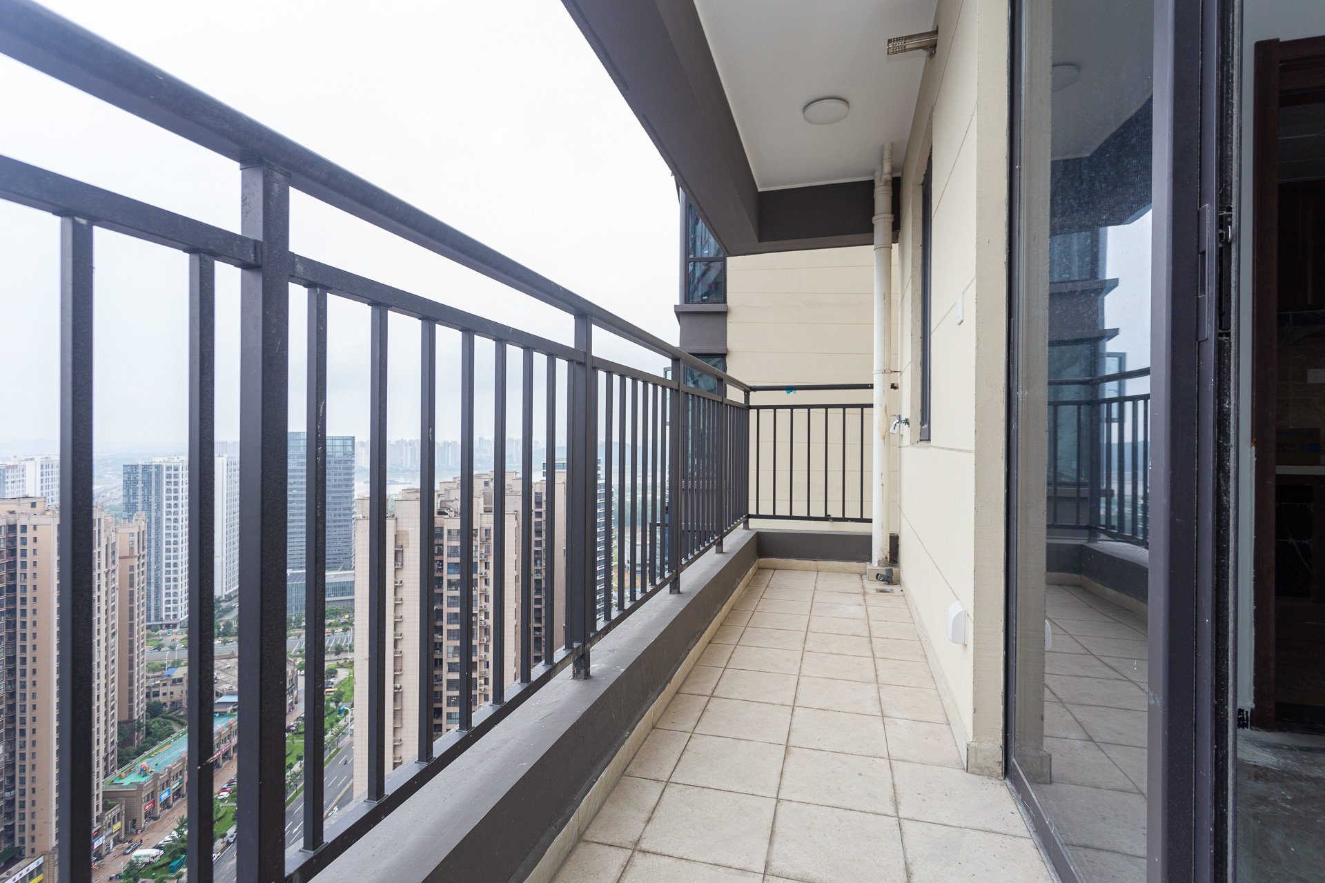 万润滨江天著  5室2厅2卫    169.0万 万润滨江天著  5室2厅2卫    169.0万阳台