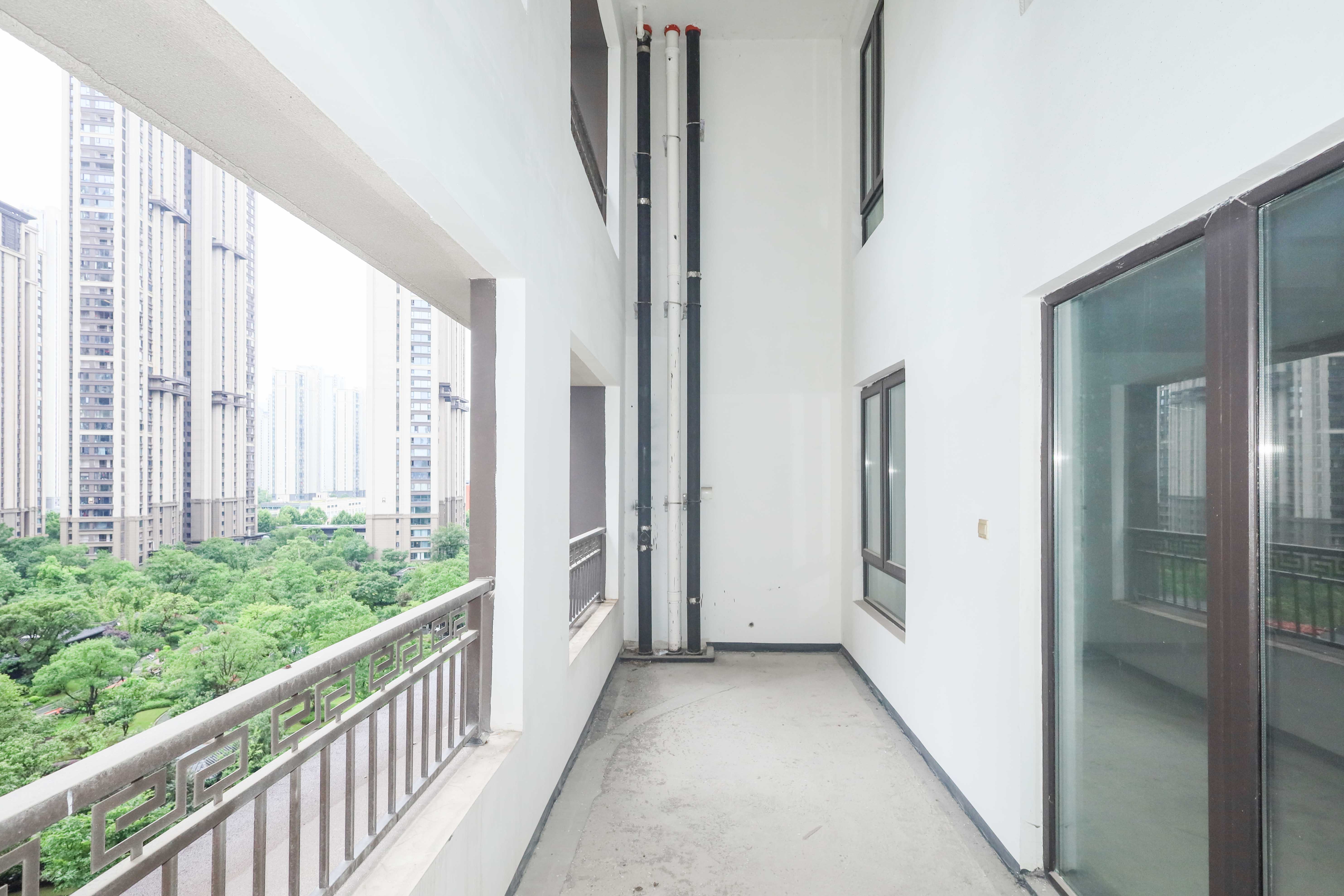 建发央著  5室2厅2卫   345.00万阳台