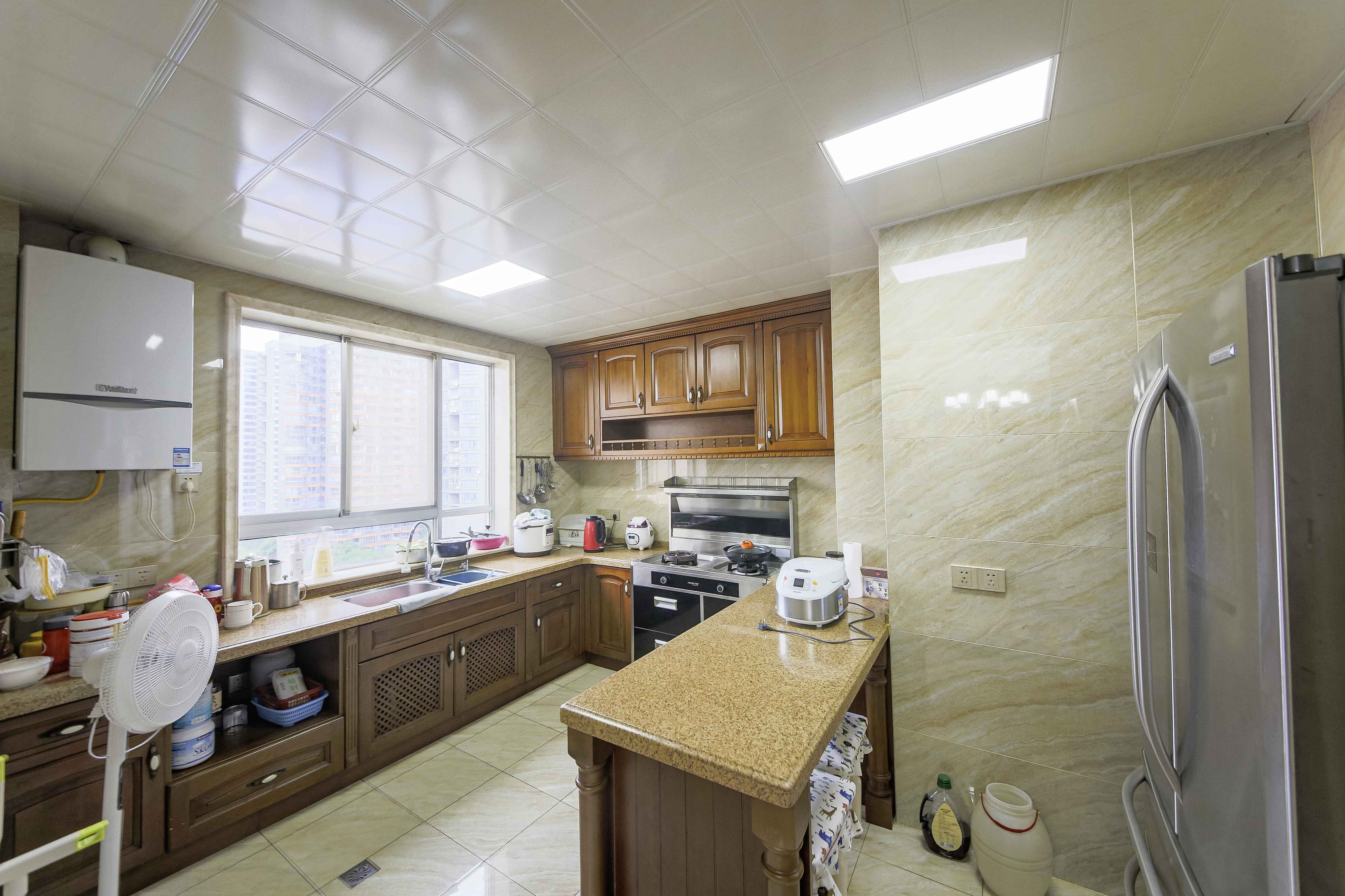 佳馨园 7室2厅3卫 480.0万 佳馨园 7室2厅3卫 480.0万厨房