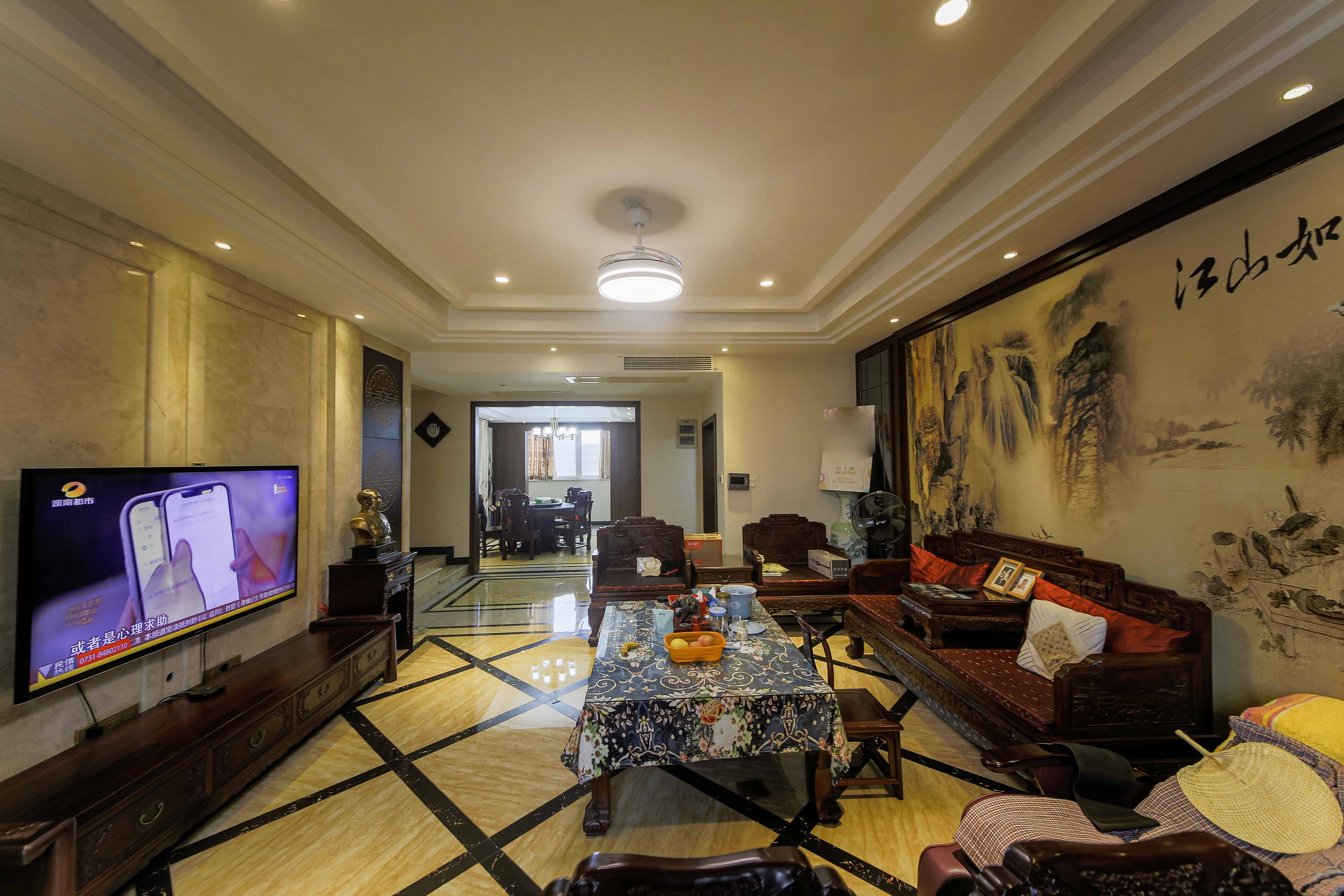 佳馨园 7室2厅3卫 480.0万 佳馨园 7室2厅3卫 480.0万客厅