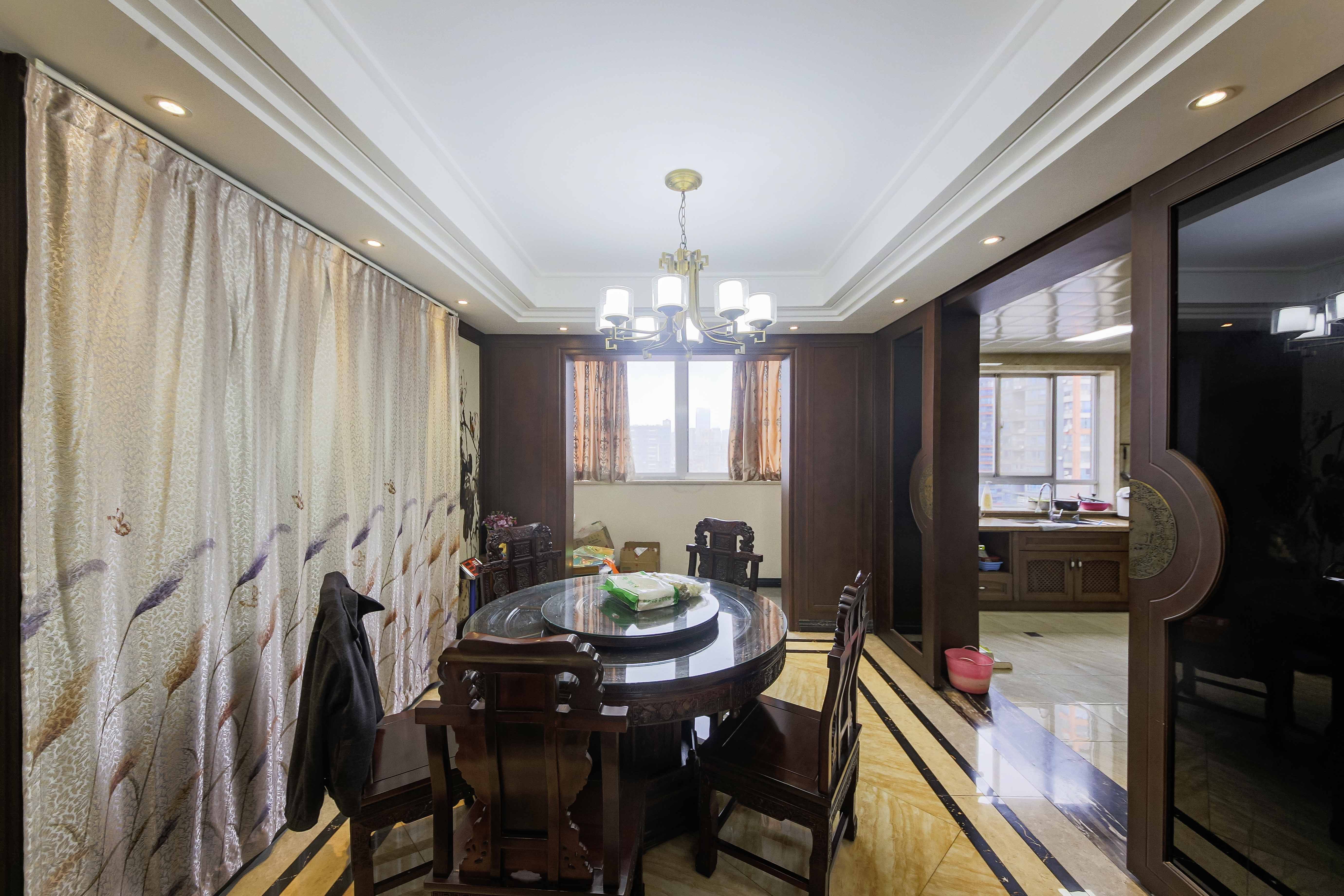 佳馨园 7室2厅3卫 480.0万 佳馨园 7室2厅3卫 480.0万客厅