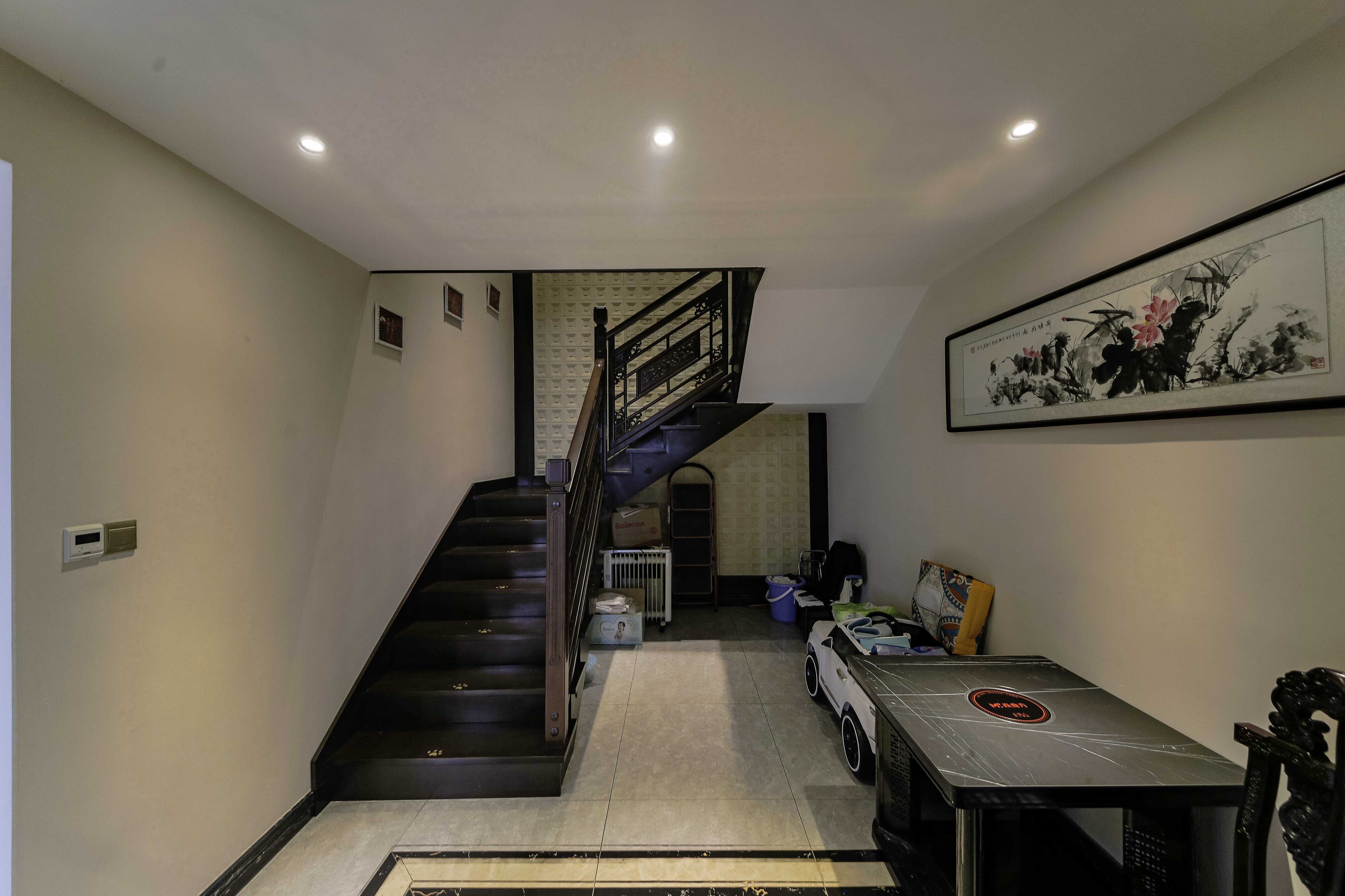 佳馨园 7室2厅3卫 480.0万 佳馨园 7室2厅3卫 480.0万客厅