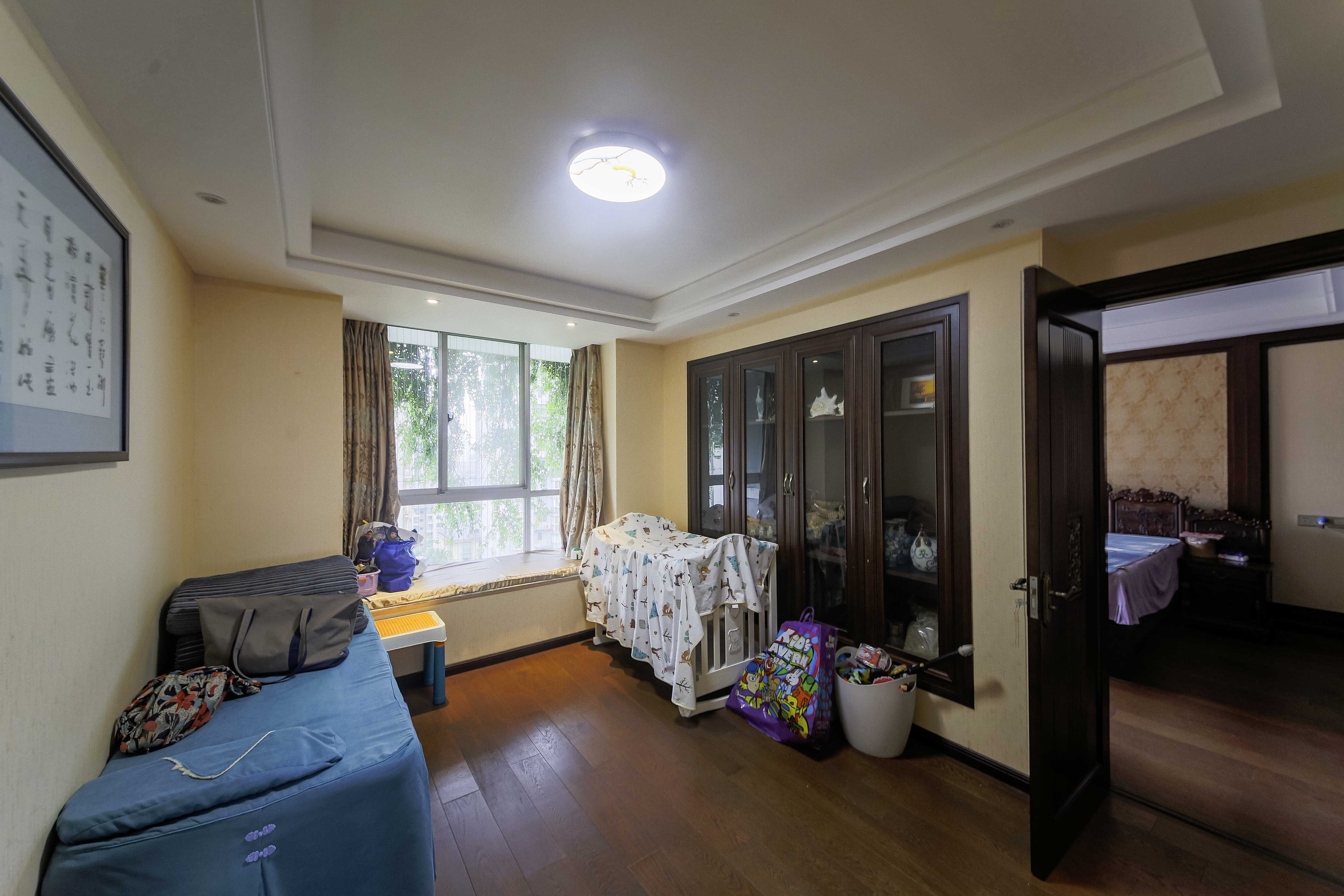 佳馨园 7室2厅3卫 480.0万 佳馨园 7室2厅3卫 480.0万卧室