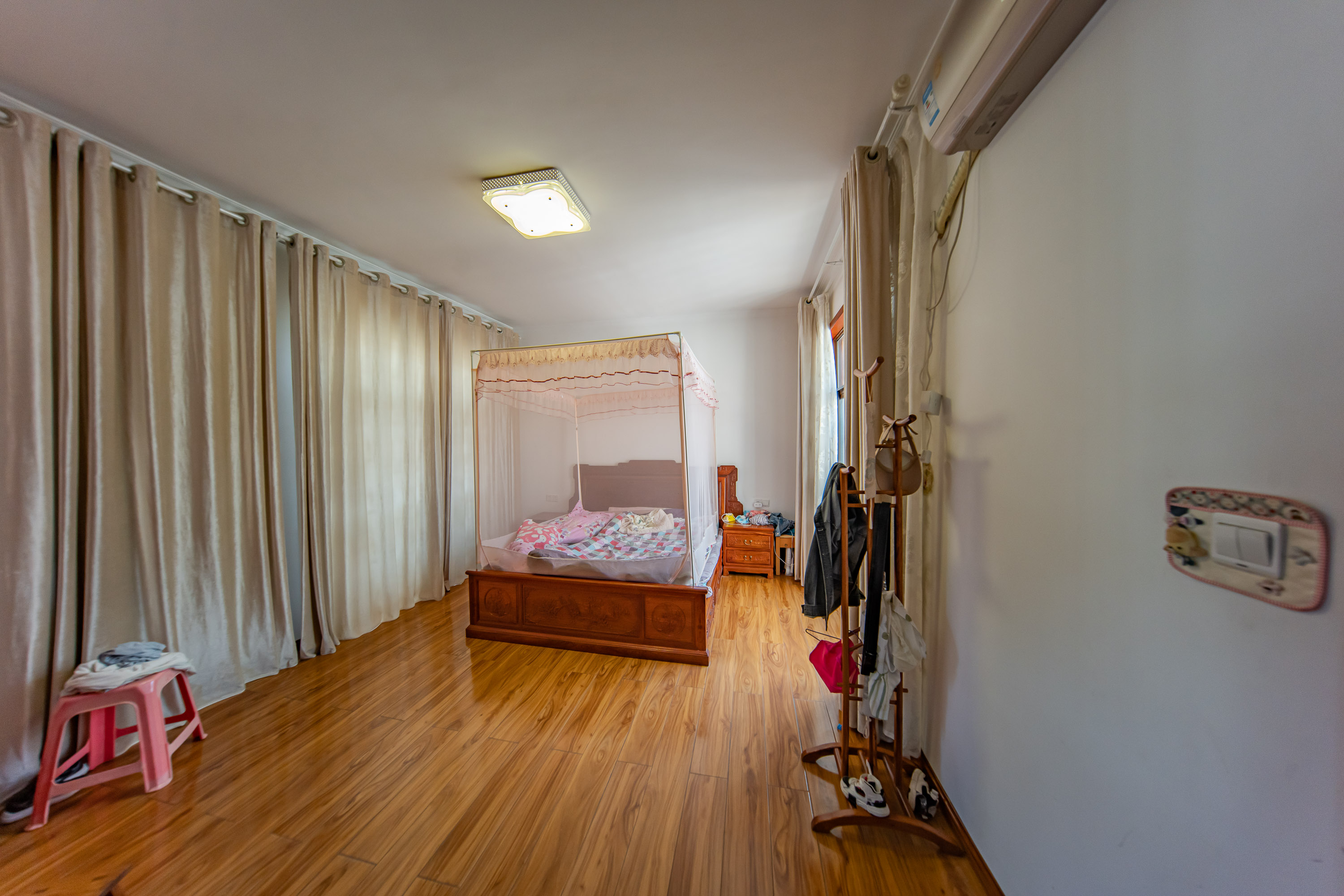 九龙领仕汇 4室4厅4卫 348.0万 九龙领仕汇 4室4厅4卫 348.0万卧室