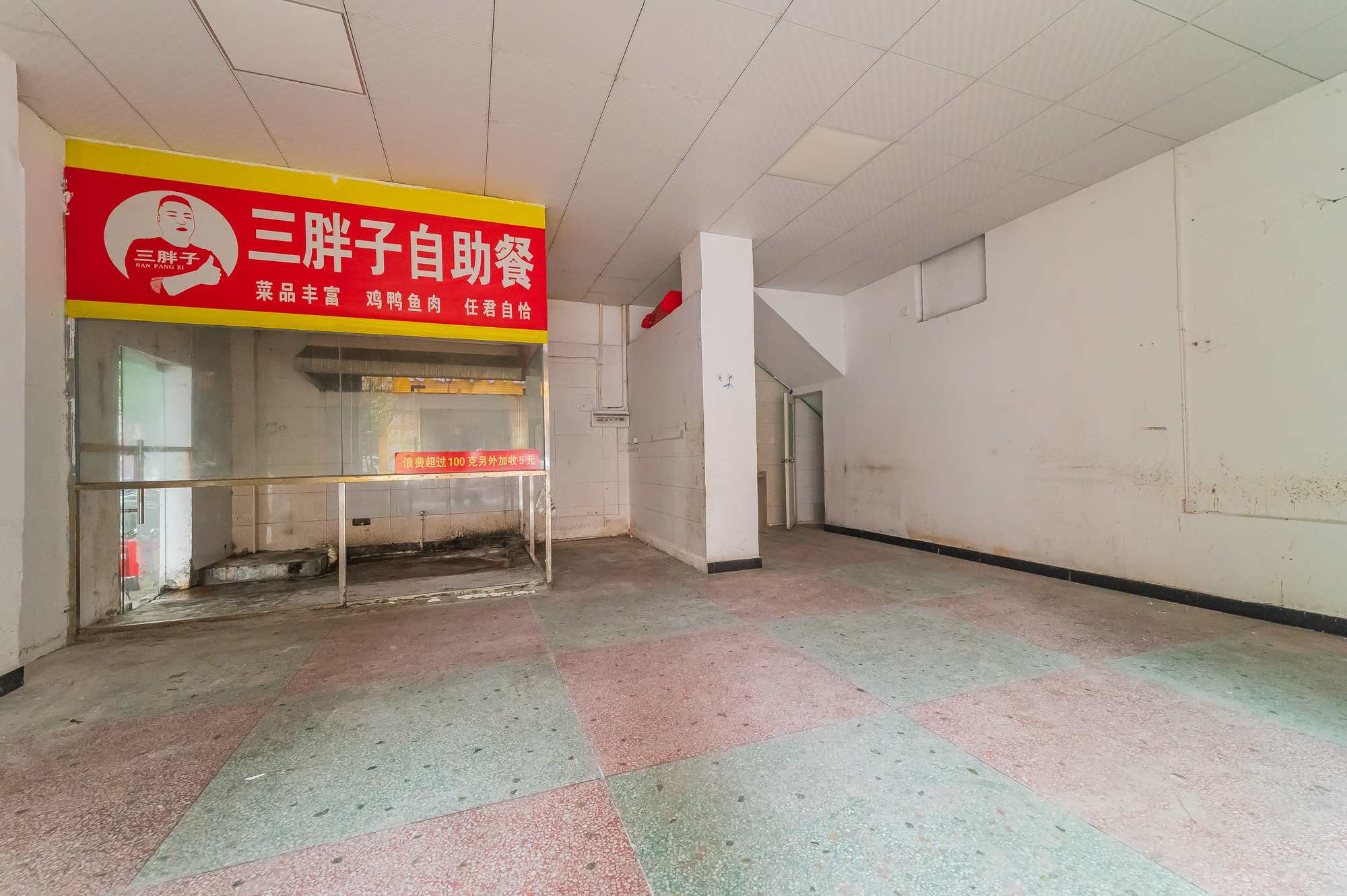 松雅安置小区 15室4厅10卫 268.0万 松雅安置小区 15室4厅10卫 268.0万客厅