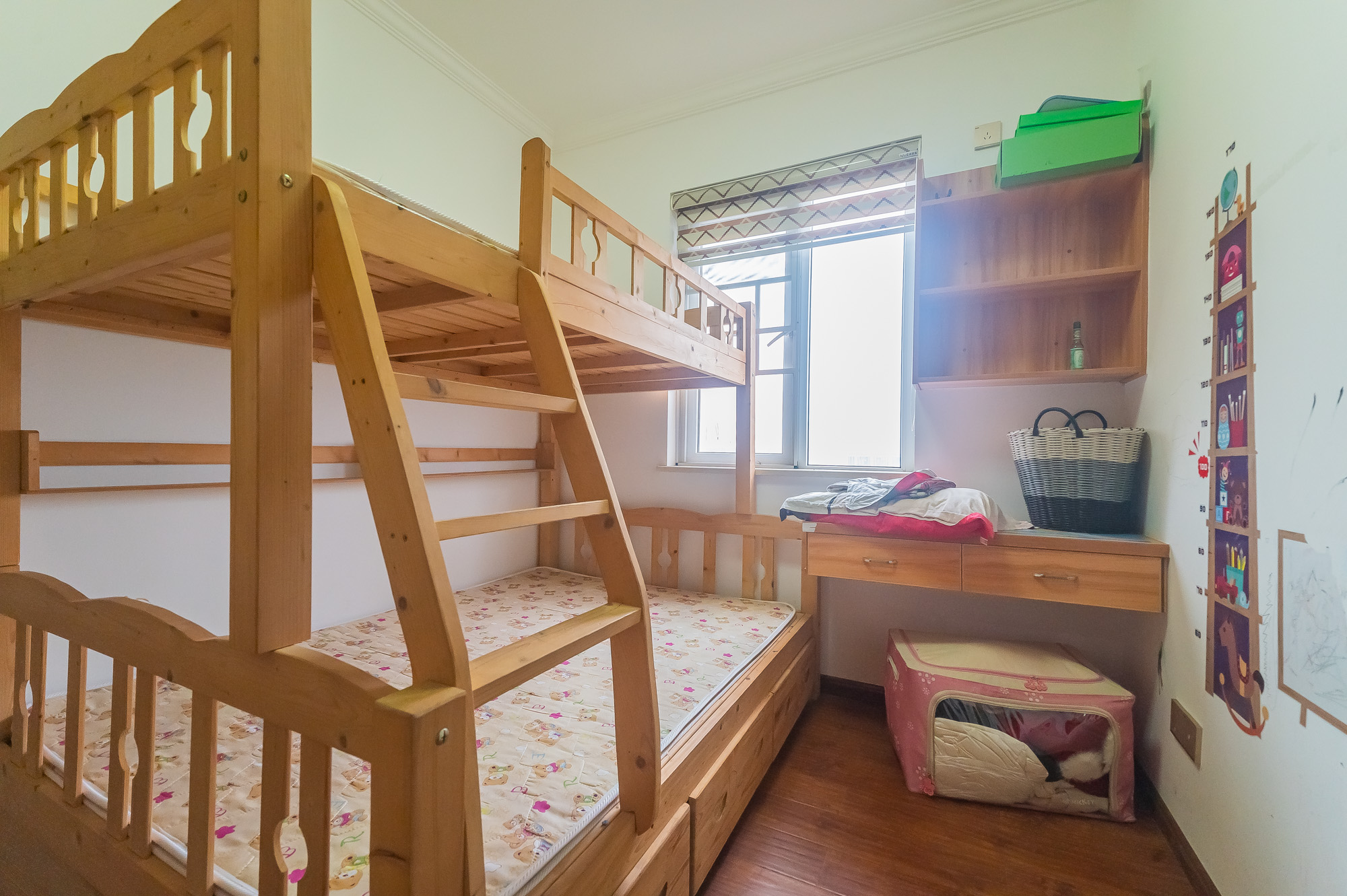 MOMA当代广场  4室2厅1卫    82.0万 MOMA当代广场  4室2厅1卫    82.0万卧室