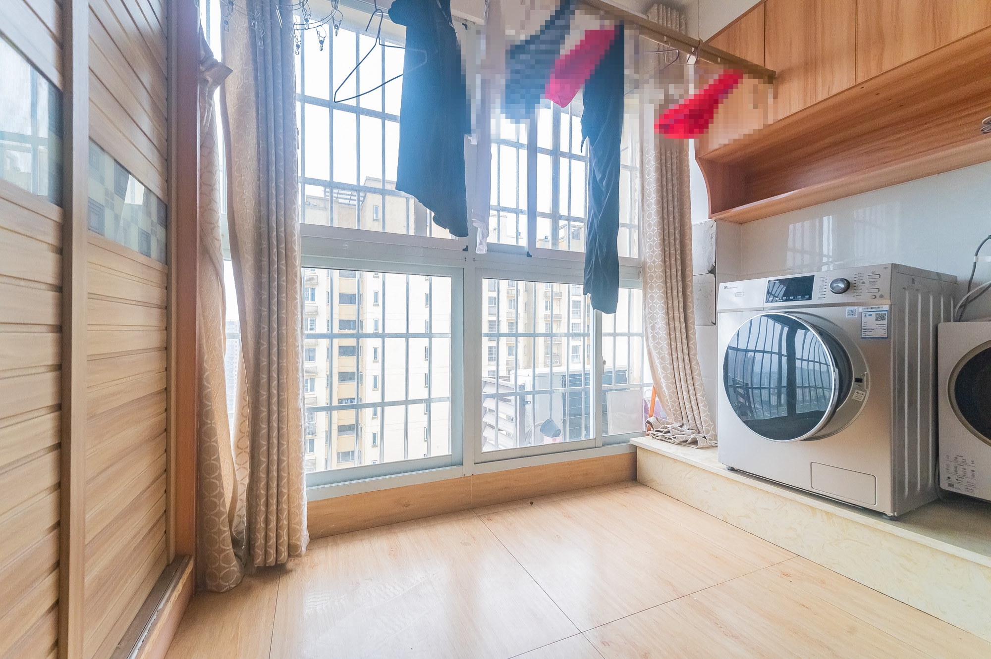 MOMA当代广场  4室2厅1卫    82.0万 MOMA当代广场  4室2厅1卫    82.0万阳台