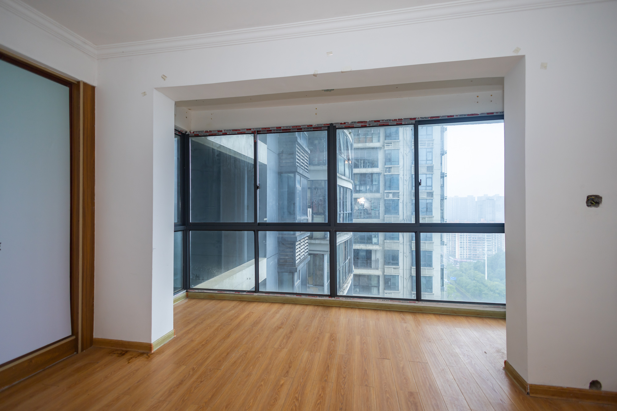 财富港湾(绿领大厦) 3室2厅2卫 86.0万 财富港湾(绿领大厦) 3室2厅2卫 86.0万阳台