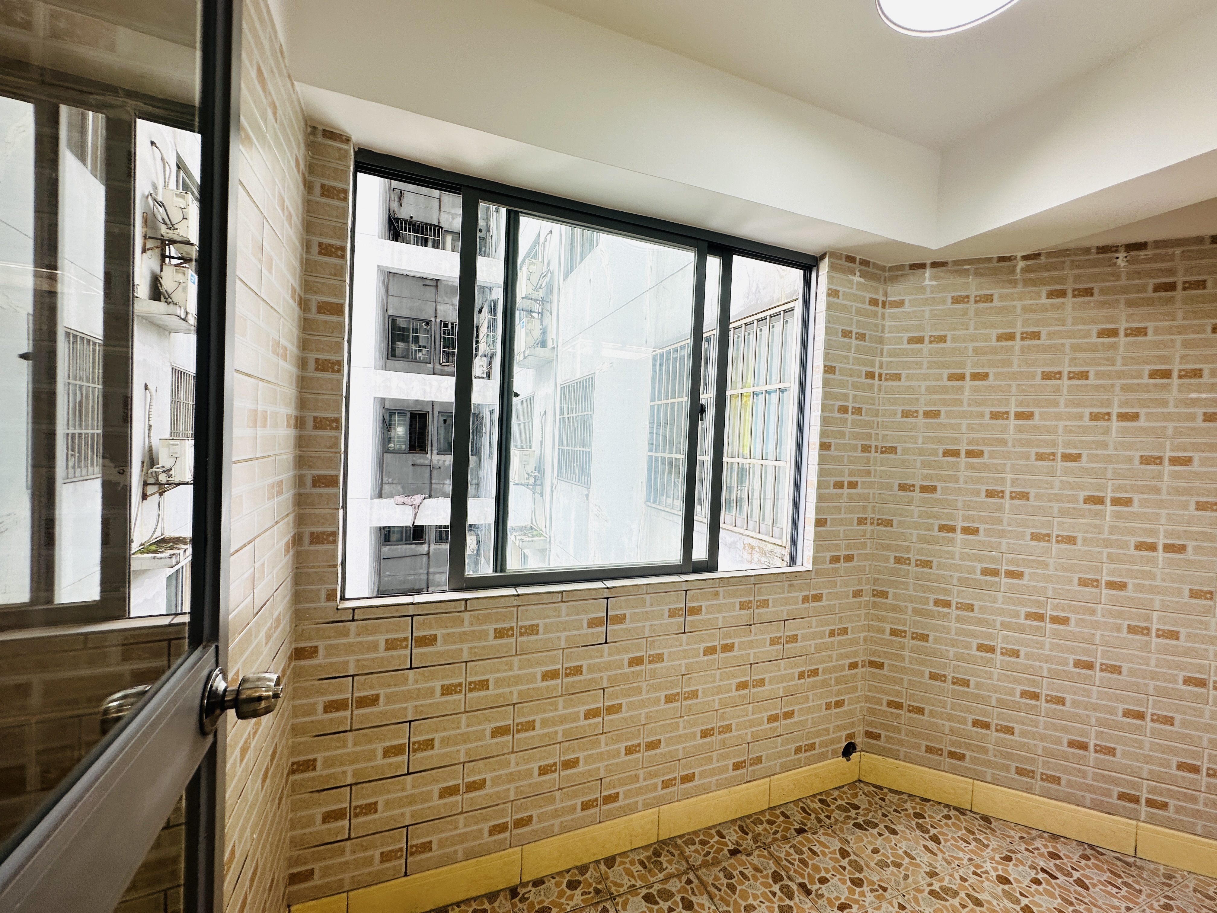 金山小区  4室2厅2卫    148.0万 金山小区  4室2厅2卫    148.0万阳台