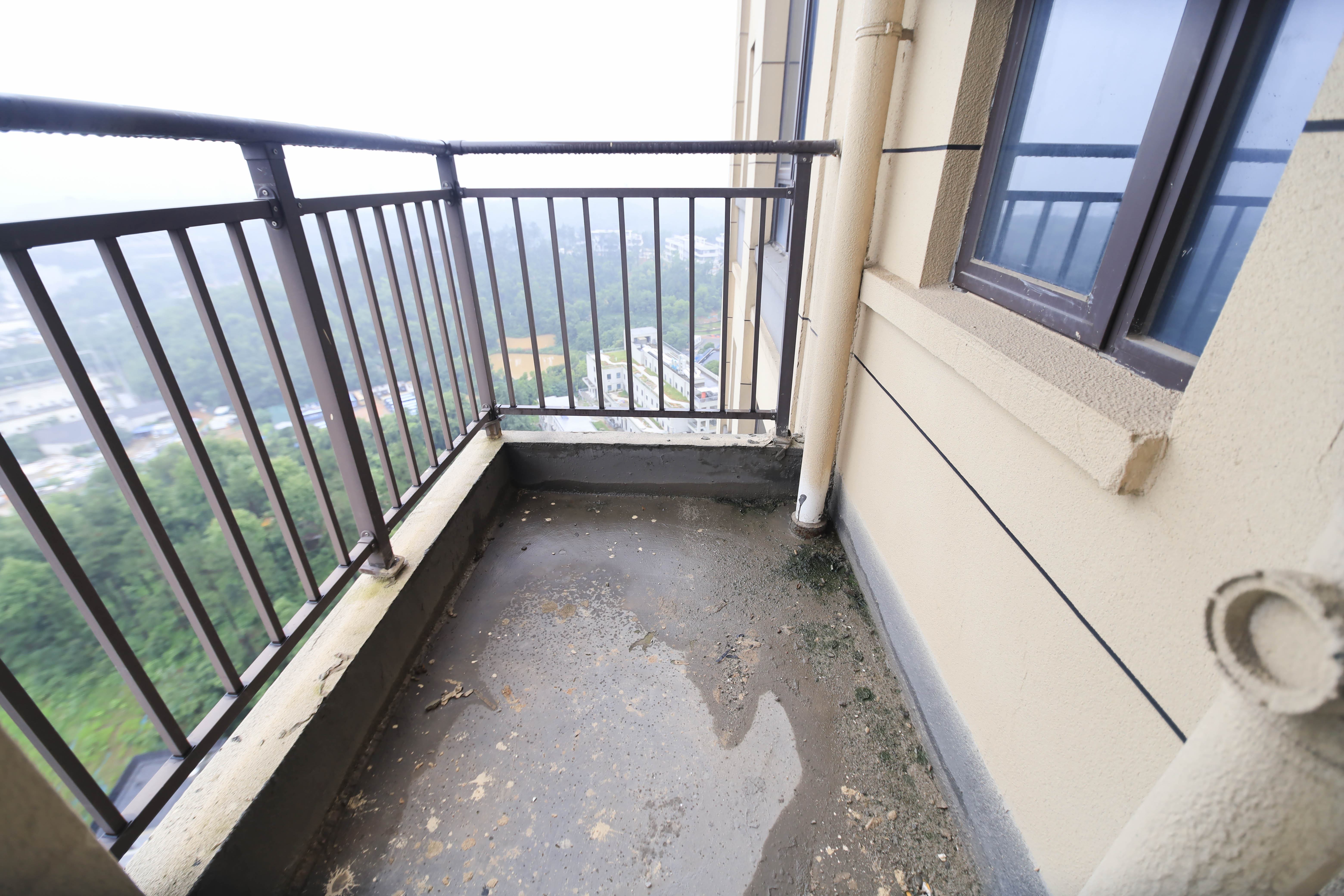 长房半岛蓝湾（观山月）  5室2厅2卫   240.00万阳台