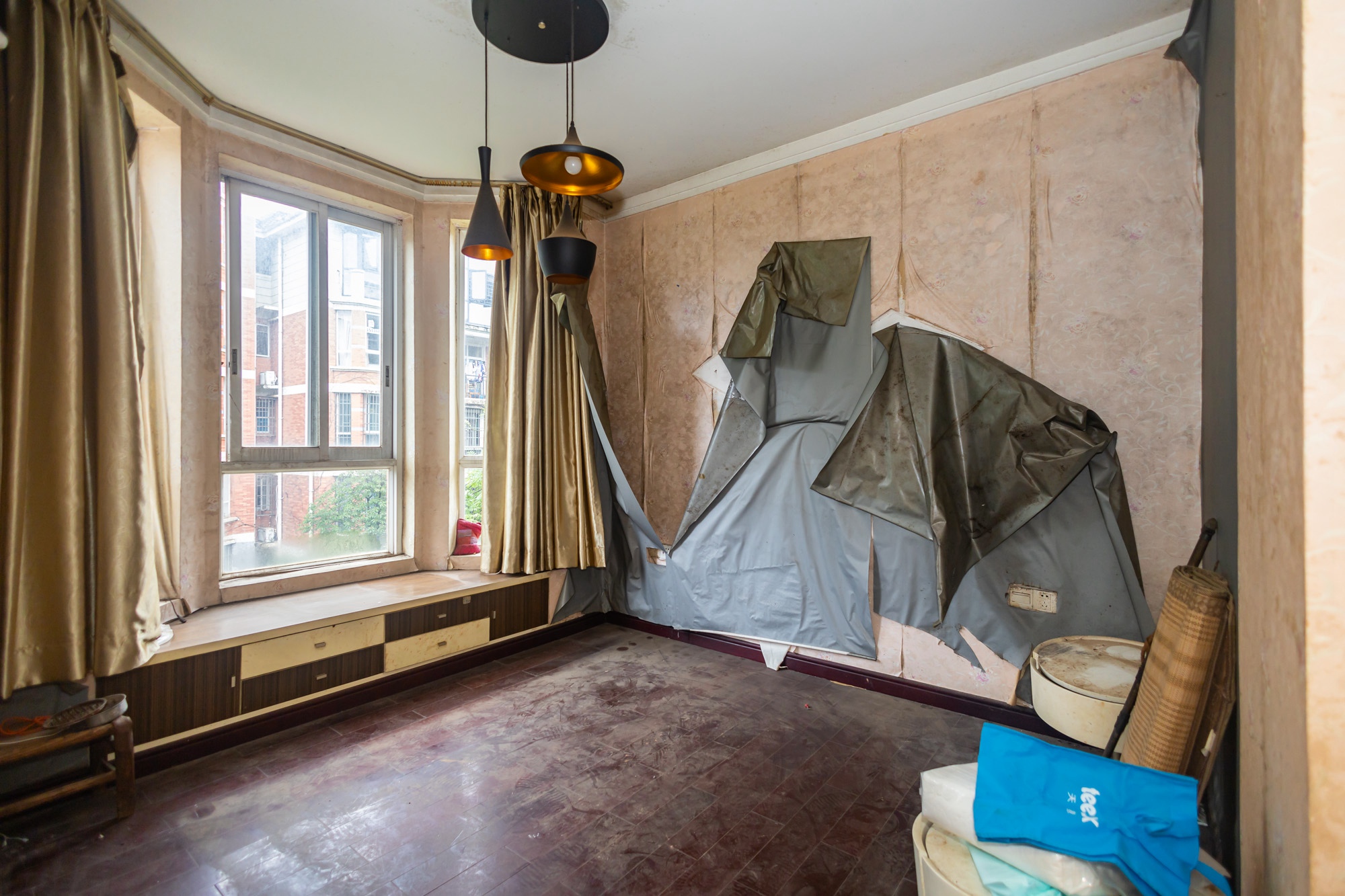 山水人家一二期 3室2厅2卫 75.0万 山水人家一二期 3室2厅2卫 75.0万卧室