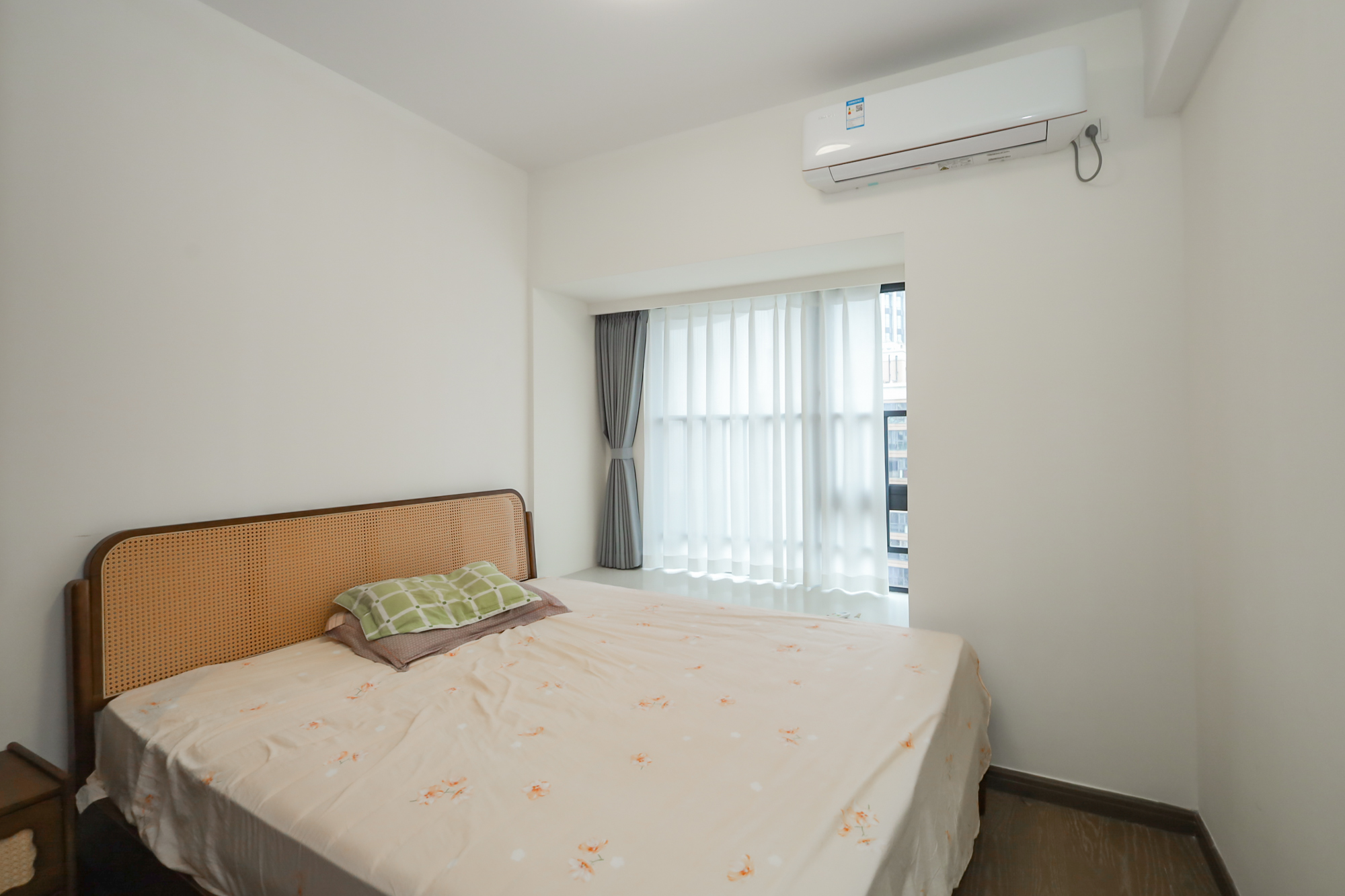滨江府1913  4室2厅2卫   241.00万卧室