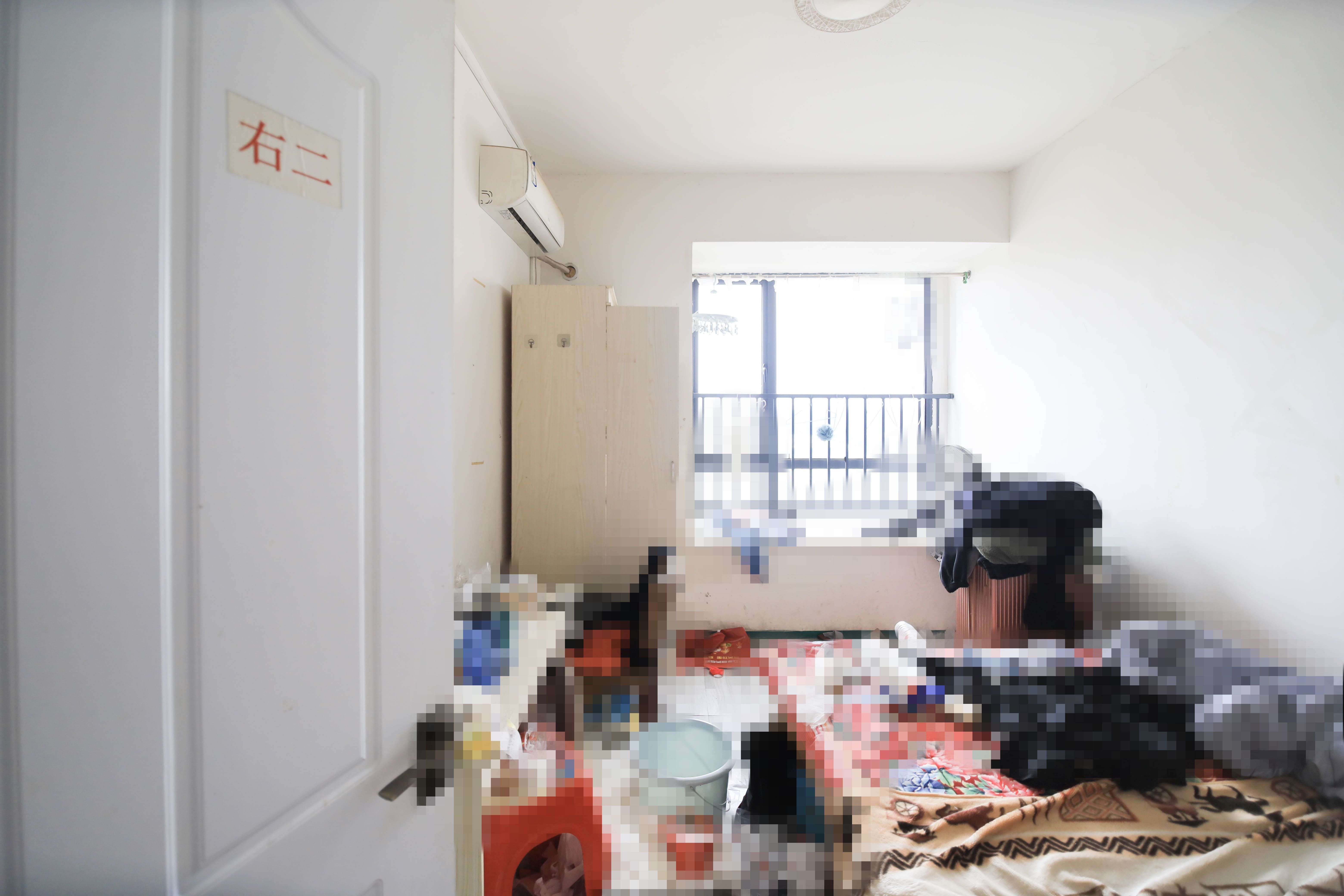 鸿运佳苑  4室2厅2卫   108.00万卧室