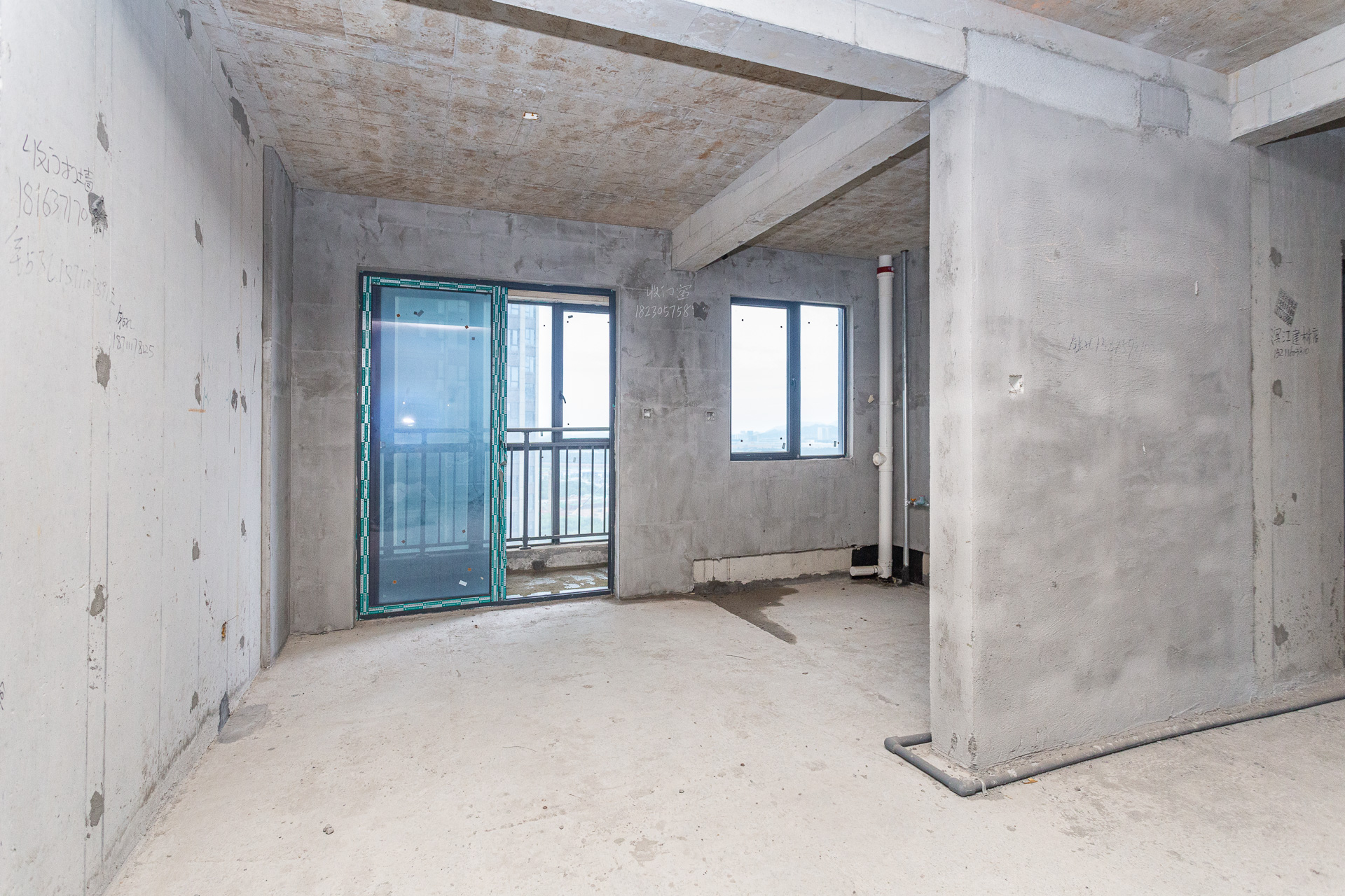 润和滨江广场(润和中央广场) 4室2厅2卫 135.0万 润和滨江广场(润和中央广场) 4室2厅2卫 135.0万客厅