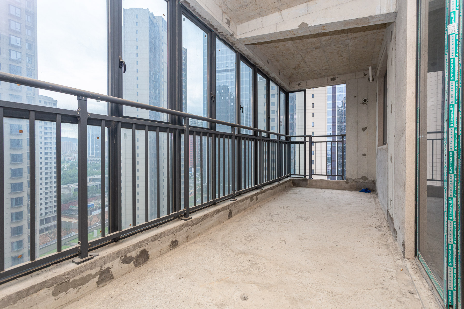 润和滨江广场(润和中央广场) 4室2厅2卫 135.0万 润和滨江广场(润和中央广场) 4室2厅2卫 135.0万阳台