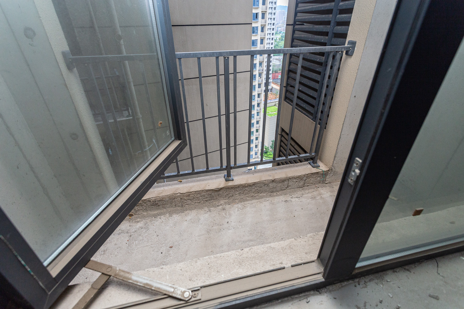 润和滨江广场(润和中央广场) 4室2厅2卫 135.0万 润和滨江广场(润和中央广场) 4室2厅2卫 135.0万阳台