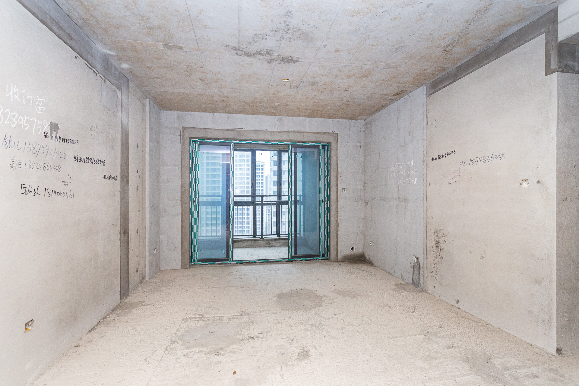 润和滨江广场(润和中央广场)  5室2厅2卫    135.88万 润和滨江广场(润和中央广场)  5室2厅2卫    135.88万客厅