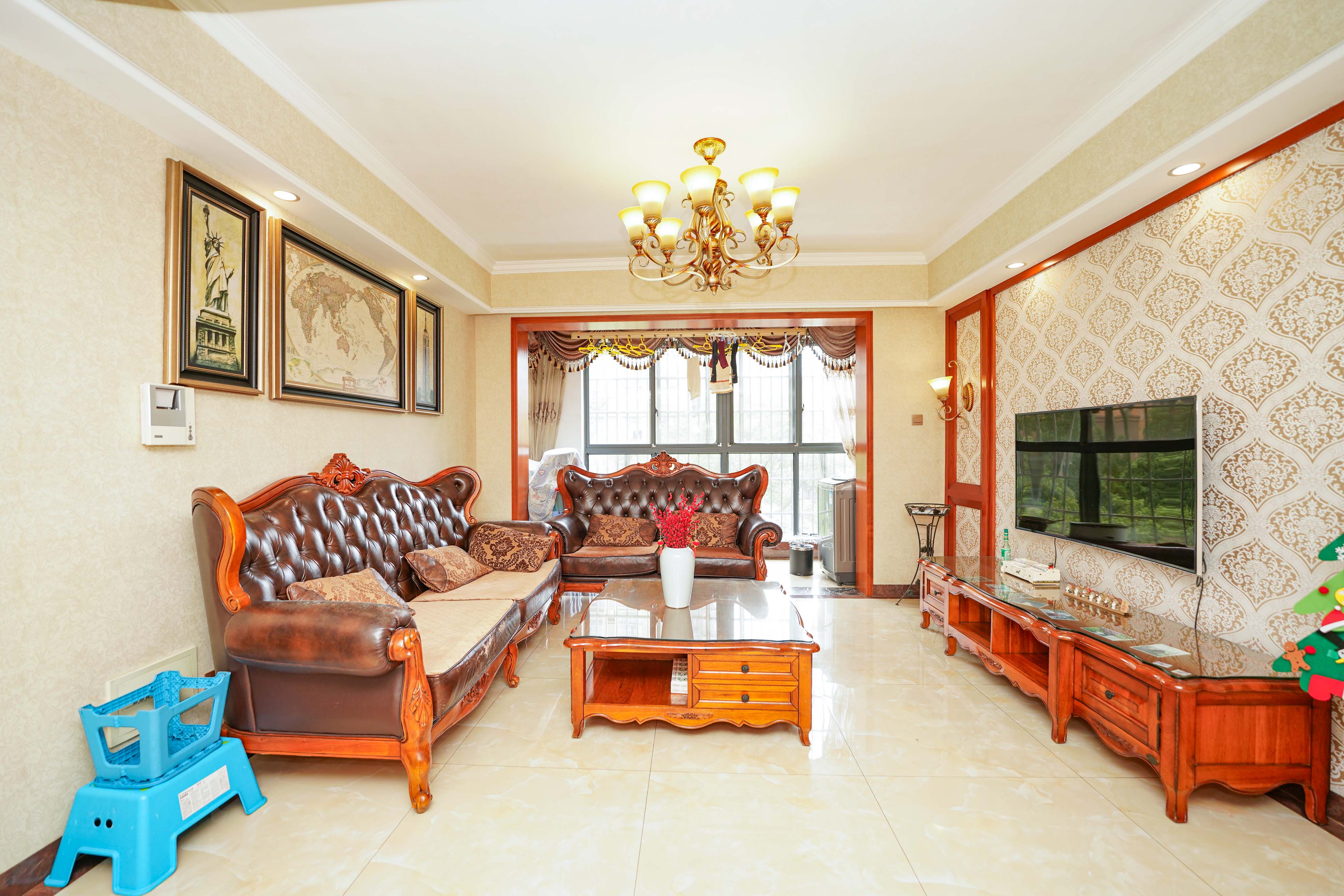 山水嘉园 4室2厅2卫 88.0万 山水嘉园 4室2厅2卫 88.0万客厅