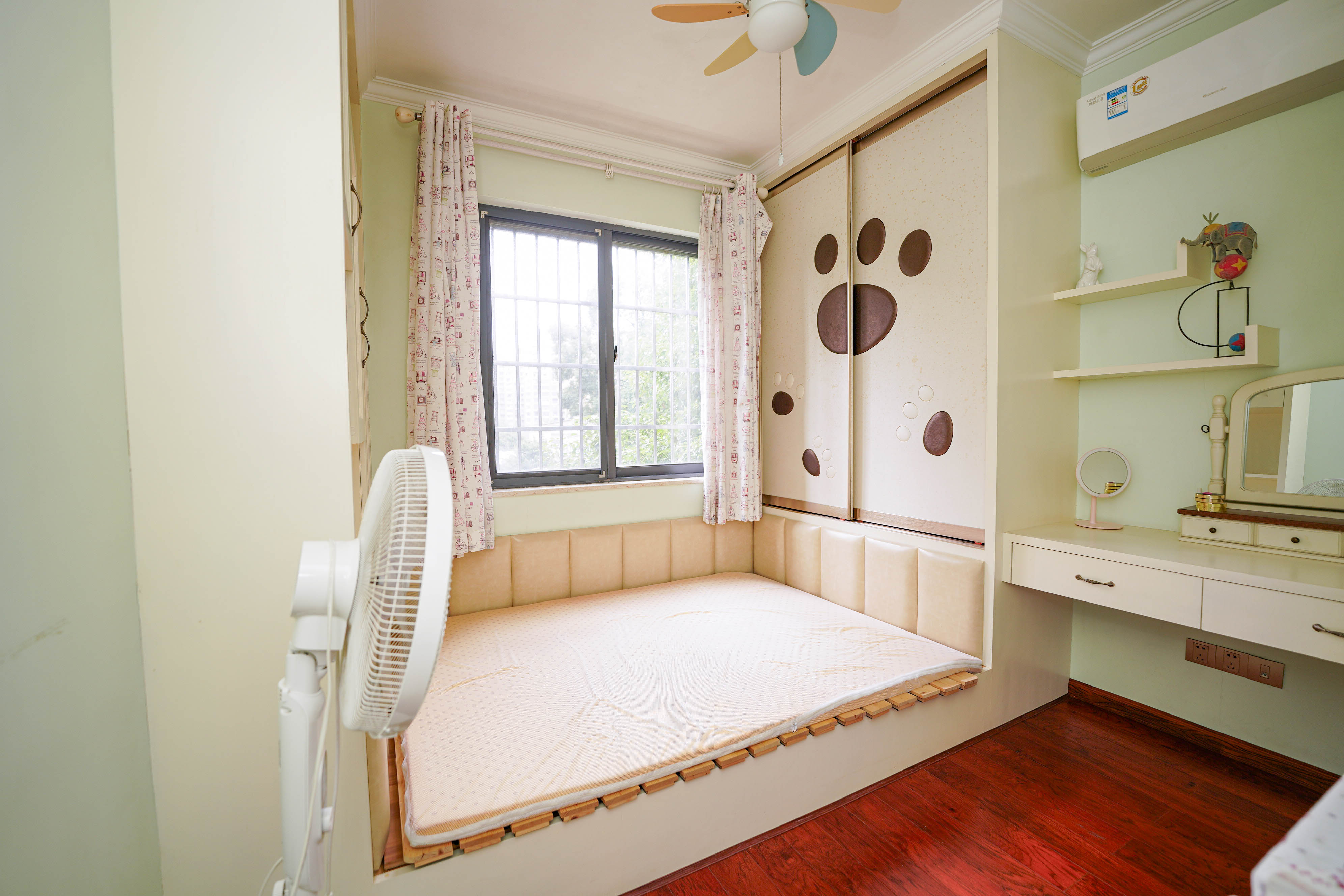 山水嘉园 4室2厅2卫 88.0万 山水嘉园 4室2厅2卫 88.0万卧室